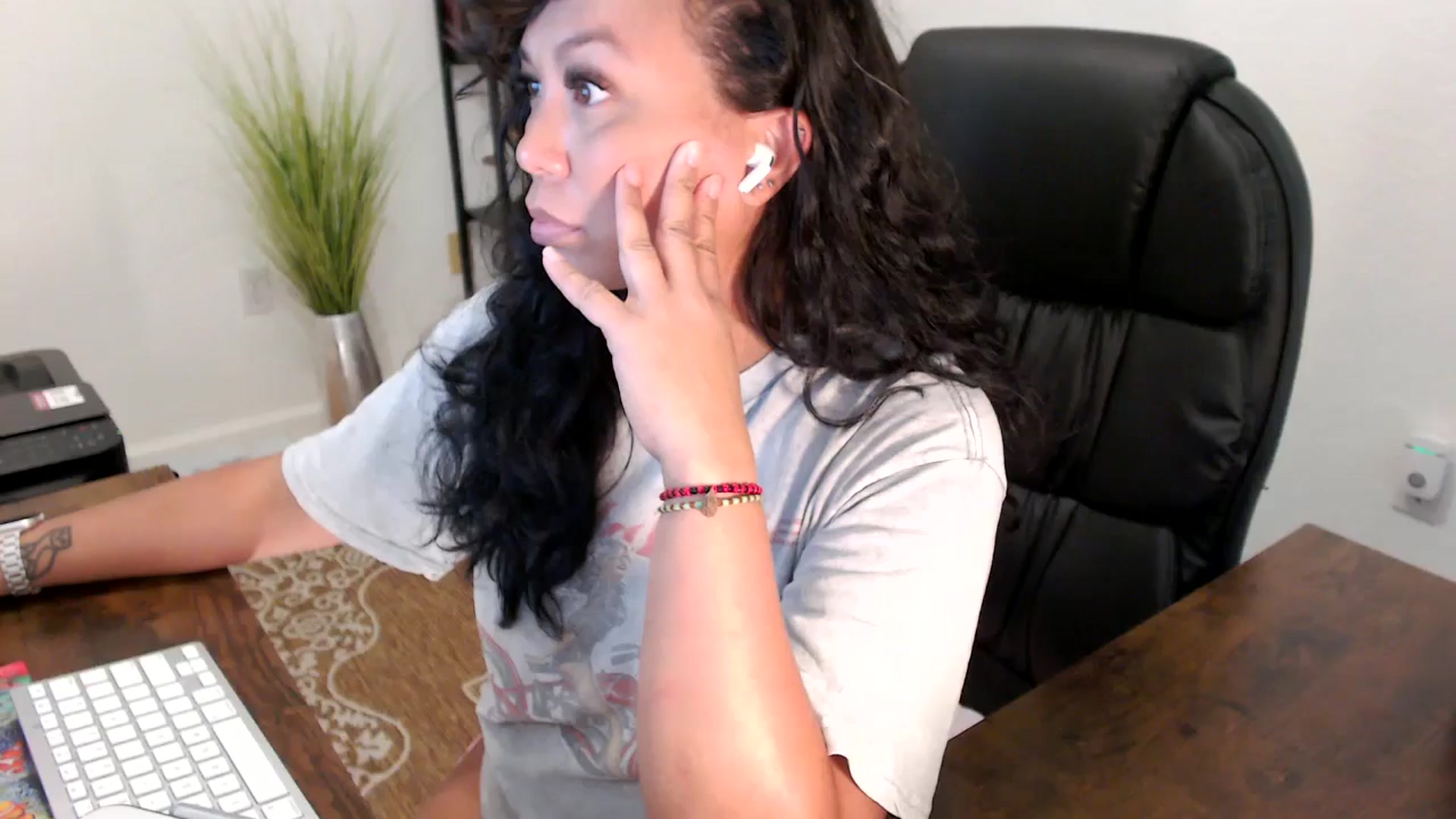 Gallery image thumbnail from MickaylaStar's myfreecams stream on, 08/13/2025, 20:31 image 18 of 20