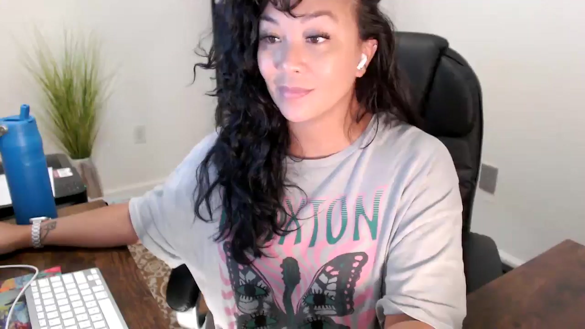 Gallery image thumbnail from MickaylaStar's myfreecams stream on, 08/14/2025, 16:27 image 13 of 20