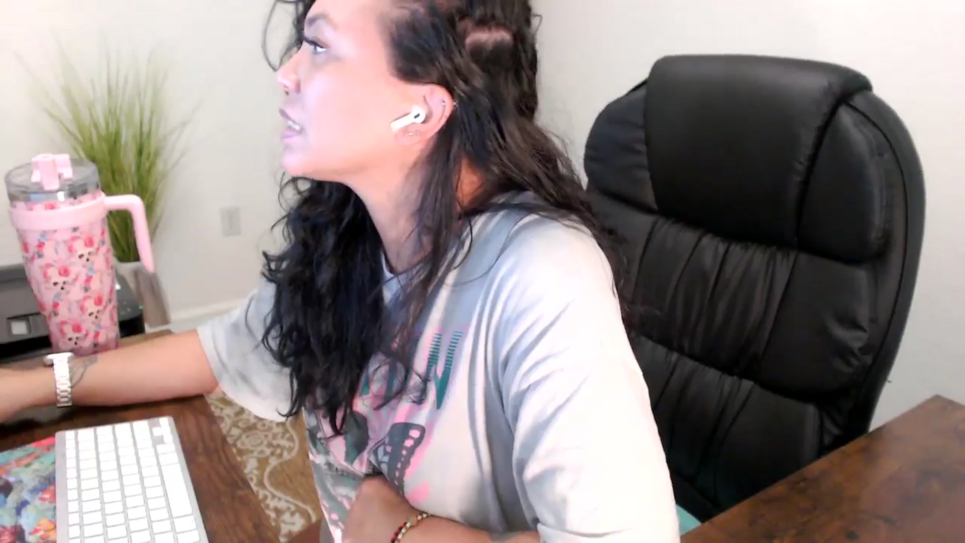 Gallery image thumbnail from MickaylaStar's myfreecams stream on, 08/14/2025, 18:35 image 8 of 20
