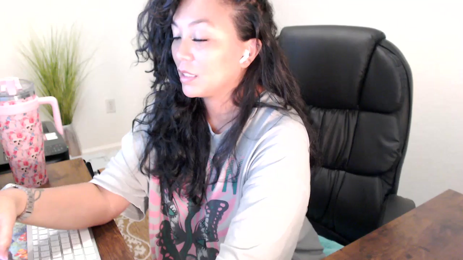 Gallery image thumbnail from MickaylaStar's myfreecams stream on, 08/14/2025, 18:35 image 17 of 20