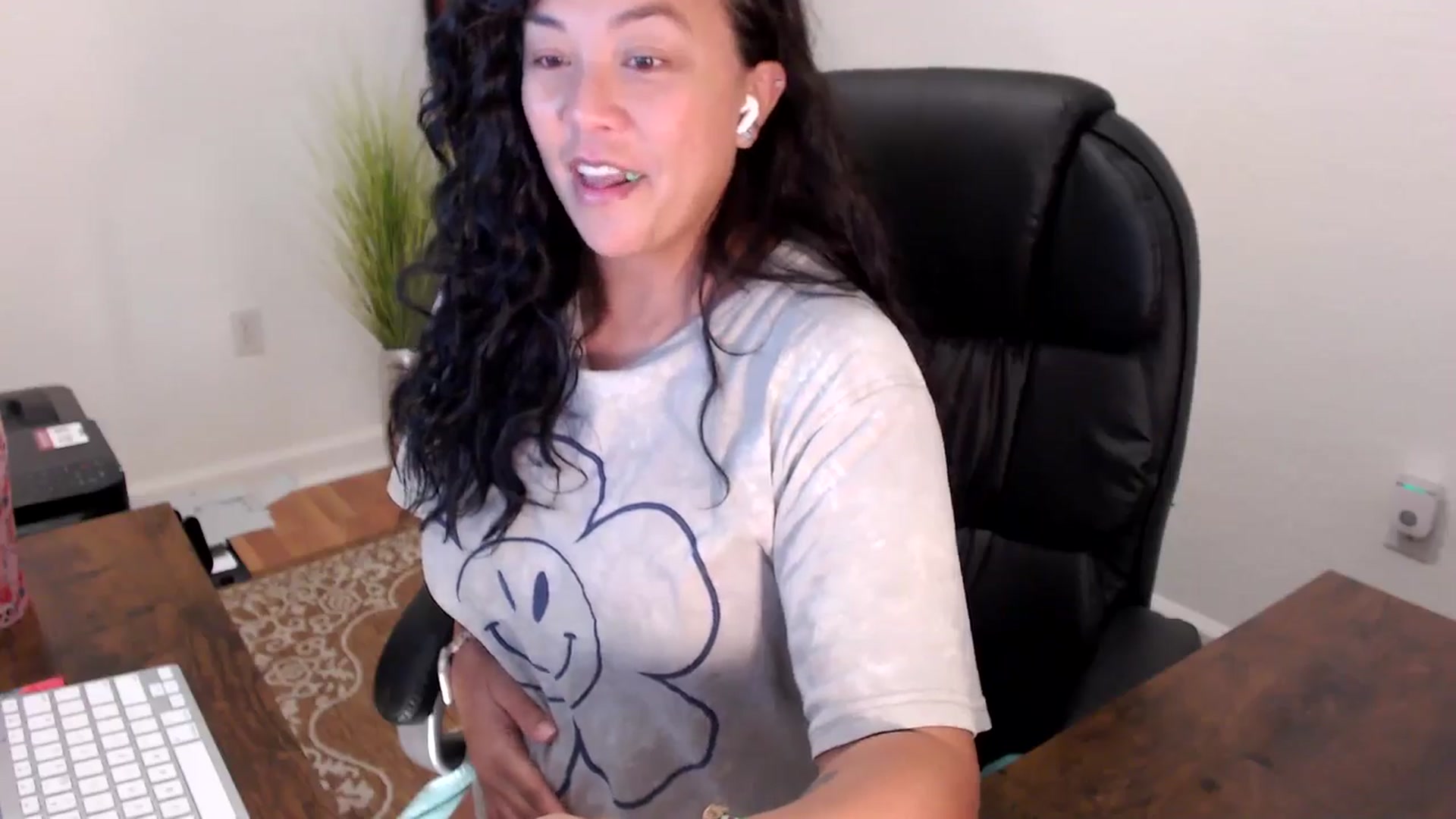 Gallery image thumbnail from MickaylaStar's myfreecams stream on, 08/15/2025, 16:08 image 13 of 20