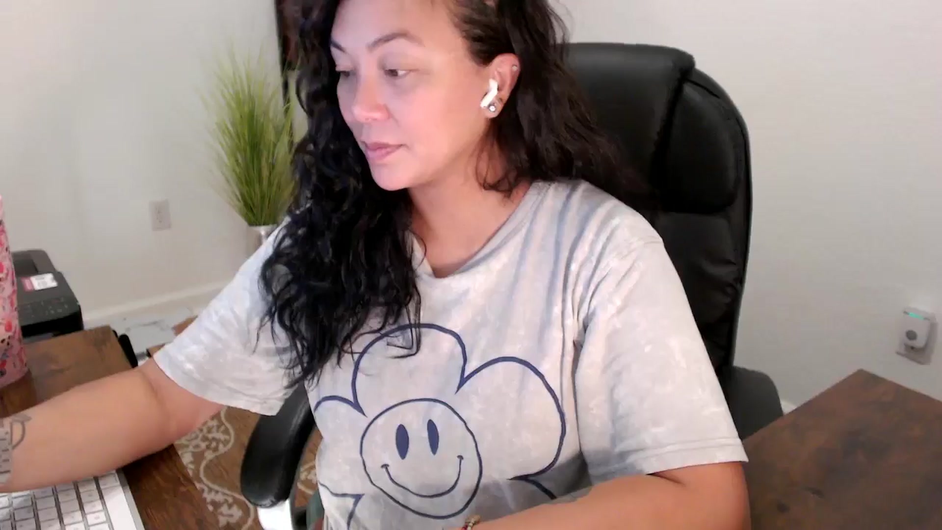Gallery image thumbnail from MickaylaStar's myfreecams stream on, 08/15/2025, 16:37 image 17 of 20