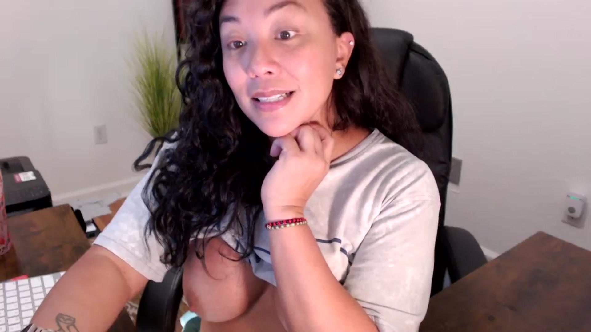 Gallery image thumbnail from MickaylaStar's myfreecams stream on, 08/15/2025, 16:37 image 8 of 20
