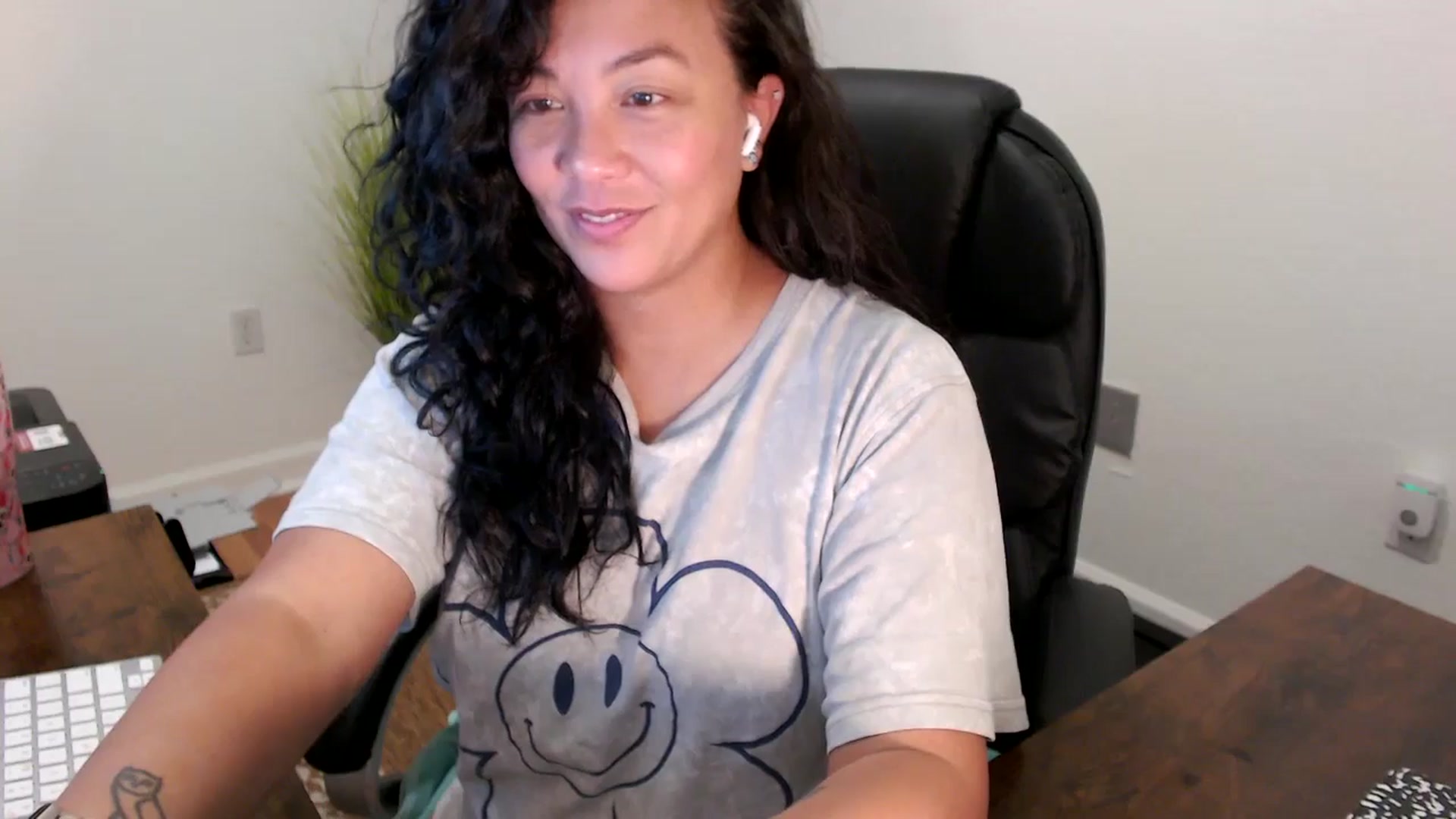 Gallery image thumbnail from MickaylaStar's myfreecams stream on, 08/15/2025, 17:51 image 13 of 20