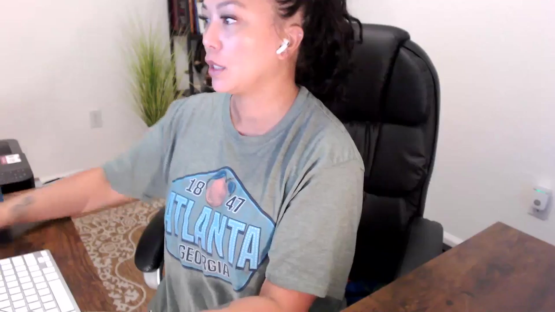 Gallery image thumbnail from MickaylaStar's myfreecams stream on, 08/18/2025, 15:13 image 13 of 20