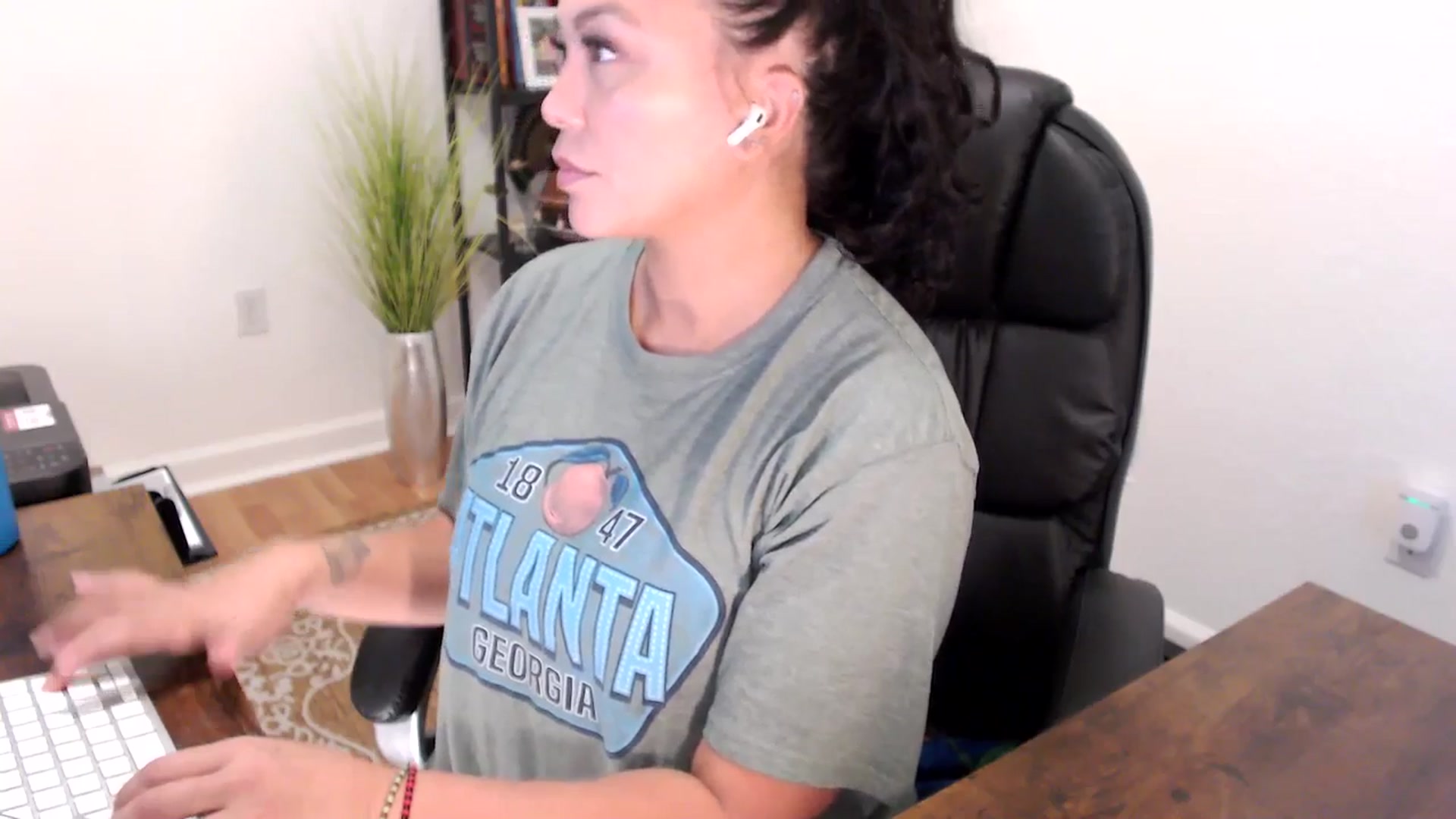Gallery image thumbnail from MickaylaStar's myfreecams stream on, 08/18/2025, 15:13 image 10 of 20