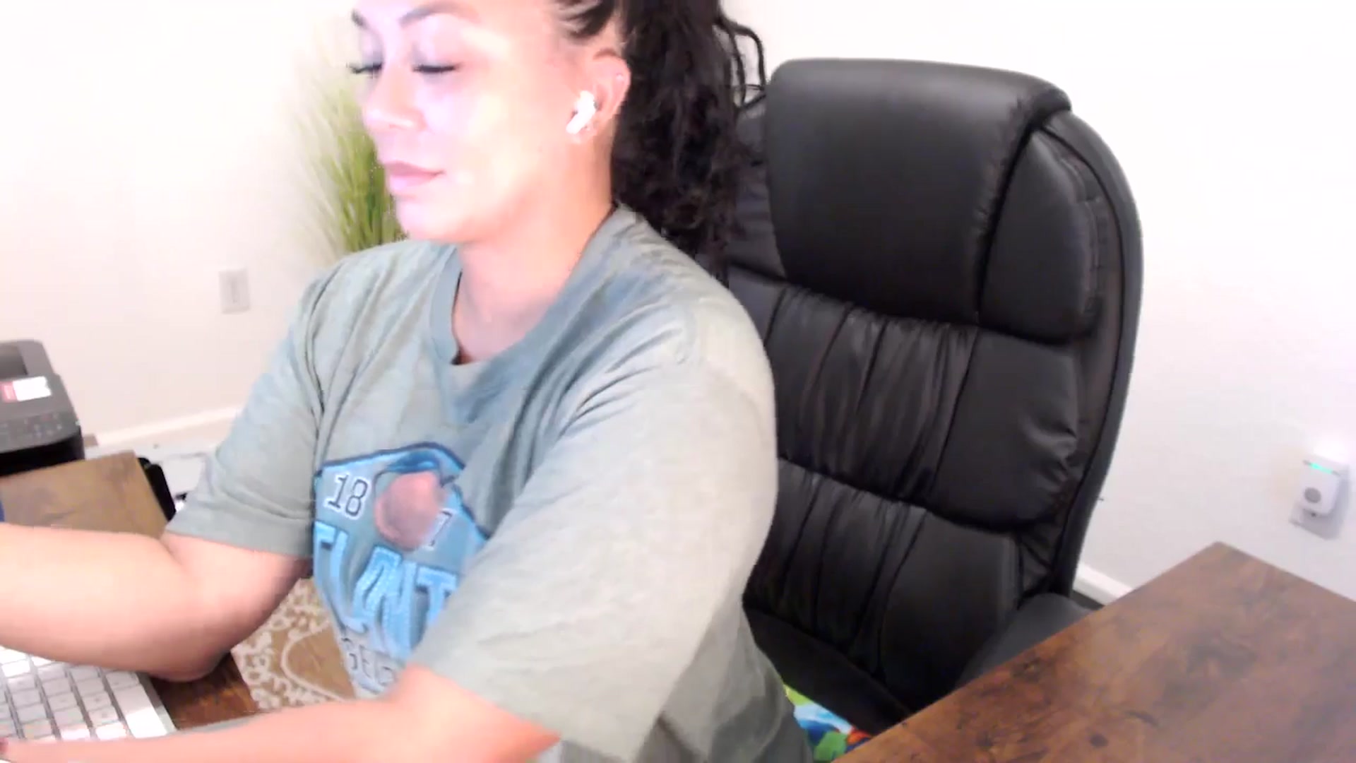 Gallery image thumbnail from MickaylaStar's myfreecams stream on, 08/18/2025, 15:37 image 17 of 20