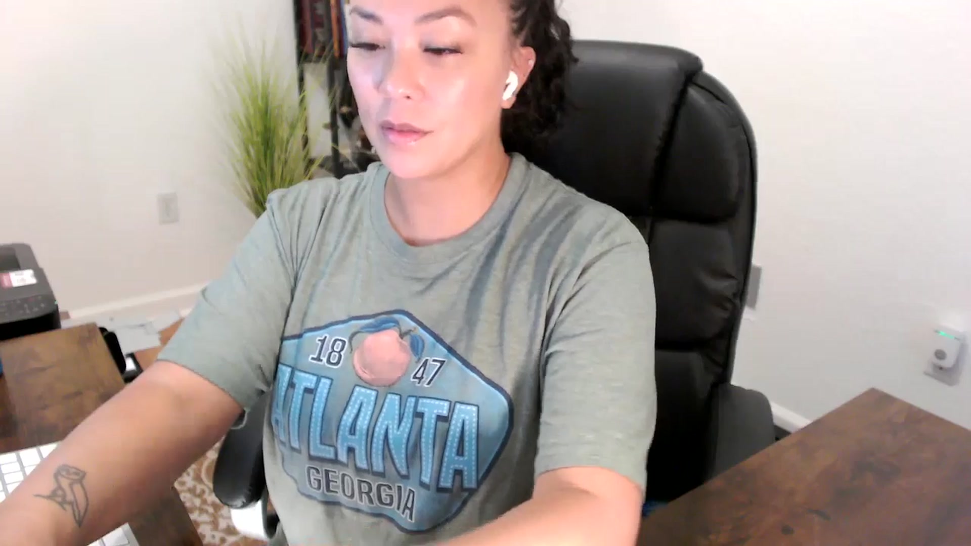 Gallery image thumbnail from MickaylaStar's myfreecams stream on, 08/18/2025, 15:37 image 14 of 20