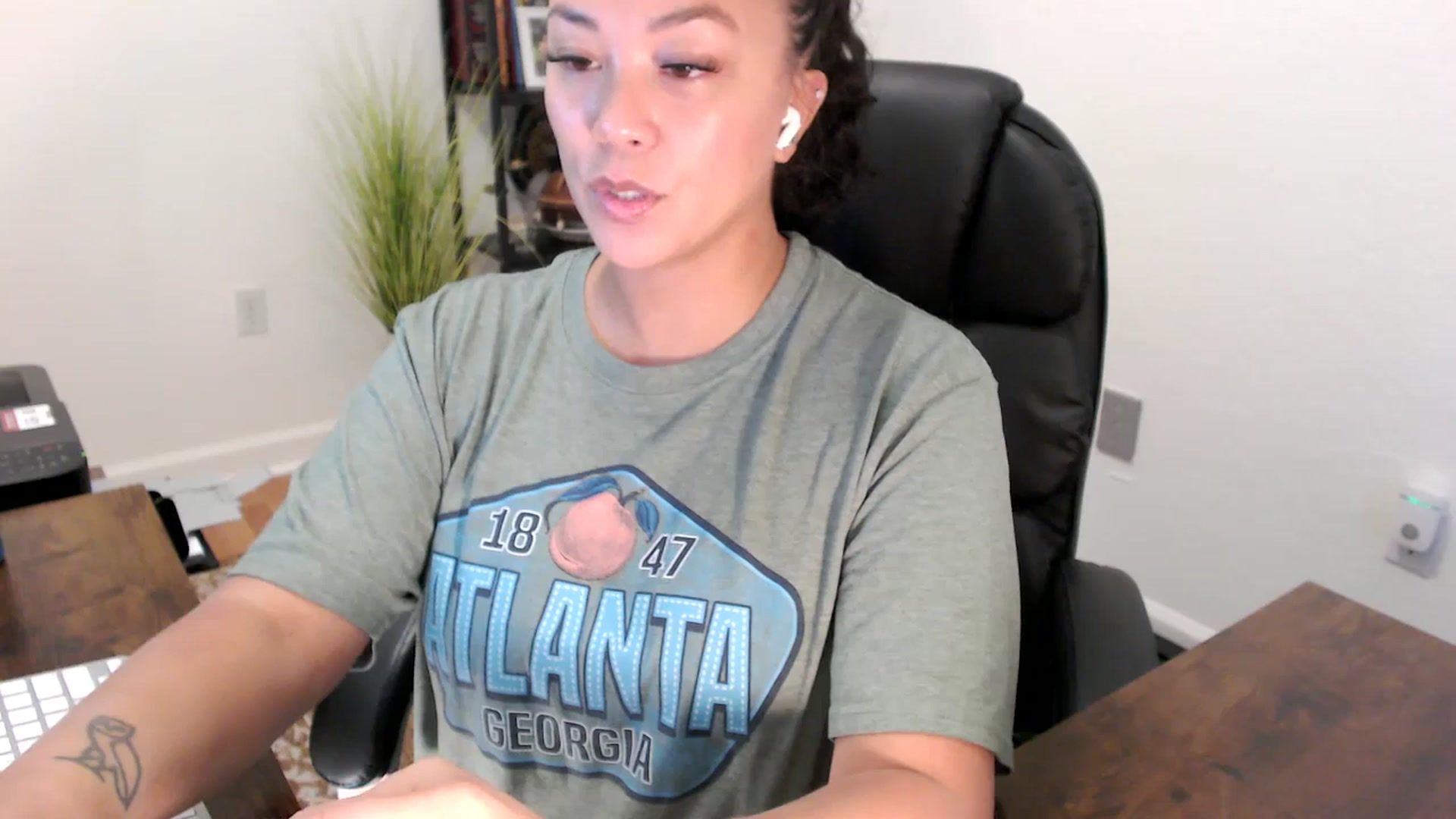 Gallery image thumbnail from MickaylaStar's myfreecams stream on, 08/18/2025, 15:37 image 7 of 20