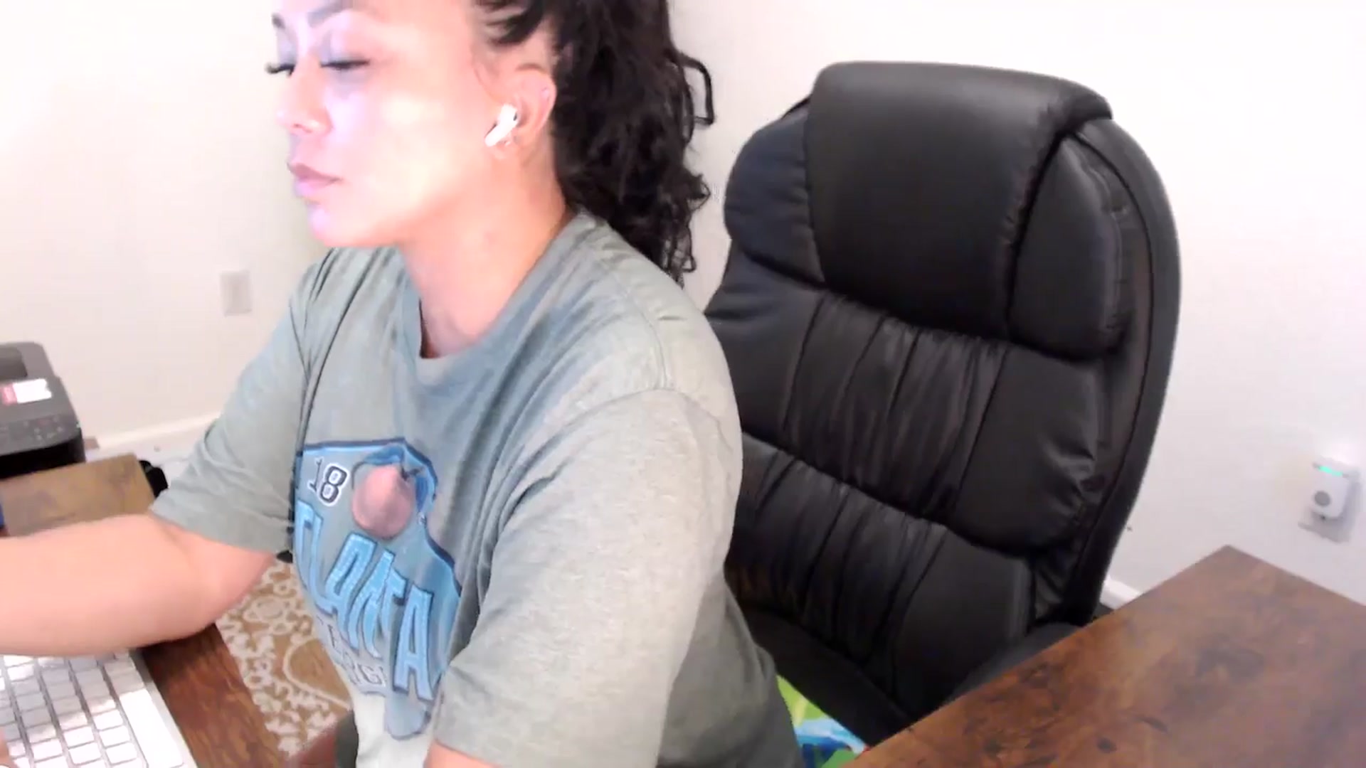 Gallery image thumbnail from MickaylaStar's myfreecams stream on, 08/18/2025, 15:37 image 4 of 20
