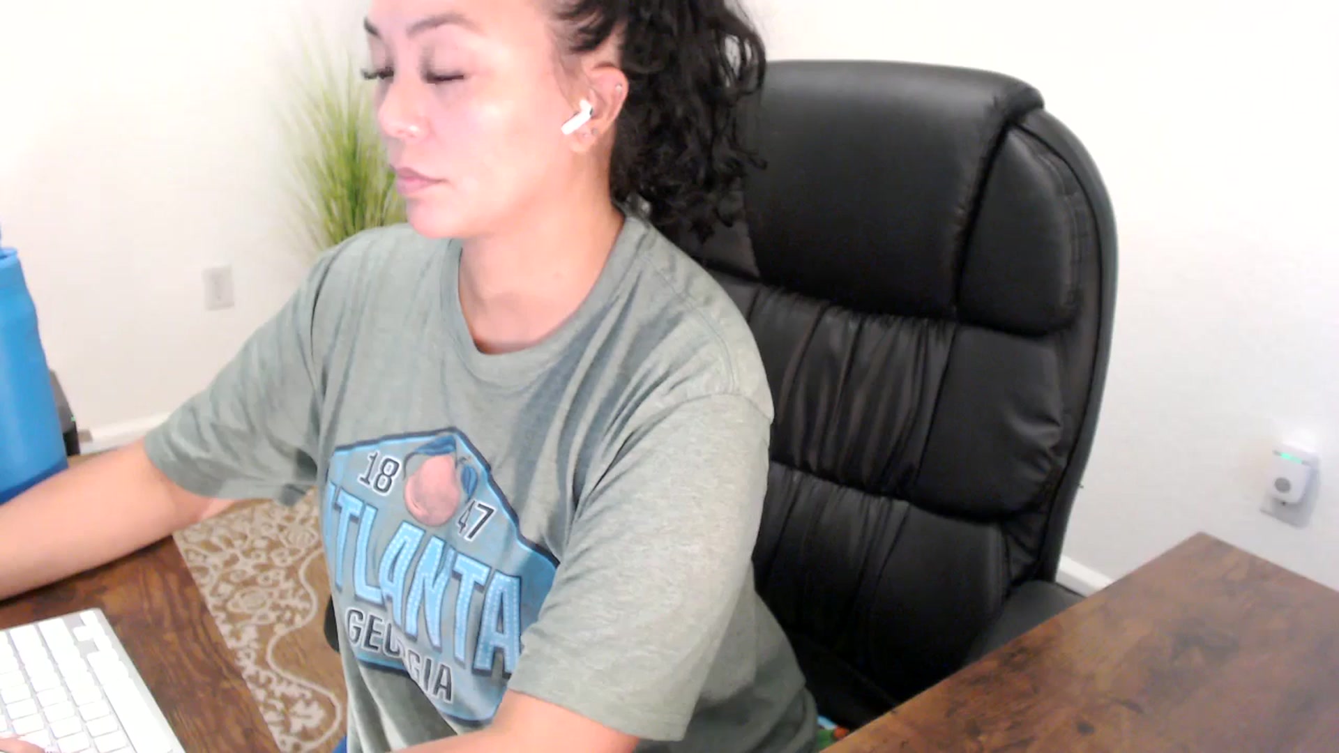 Gallery image thumbnail from MickaylaStar's myfreecams stream on, 08/18/2025, 16:38 image 17 of 20
