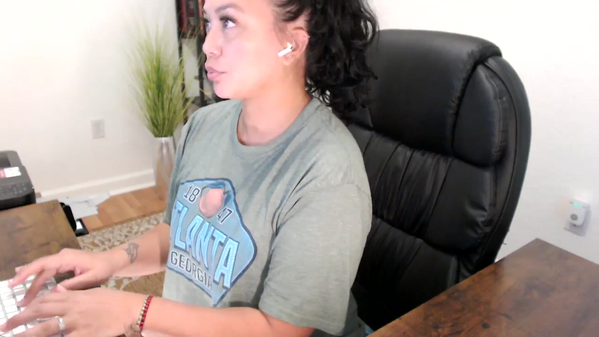 Gallery image thumbnail from MickaylaStar's myfreecams stream on, 08/18/2025, 16:38 image 12 of 20
