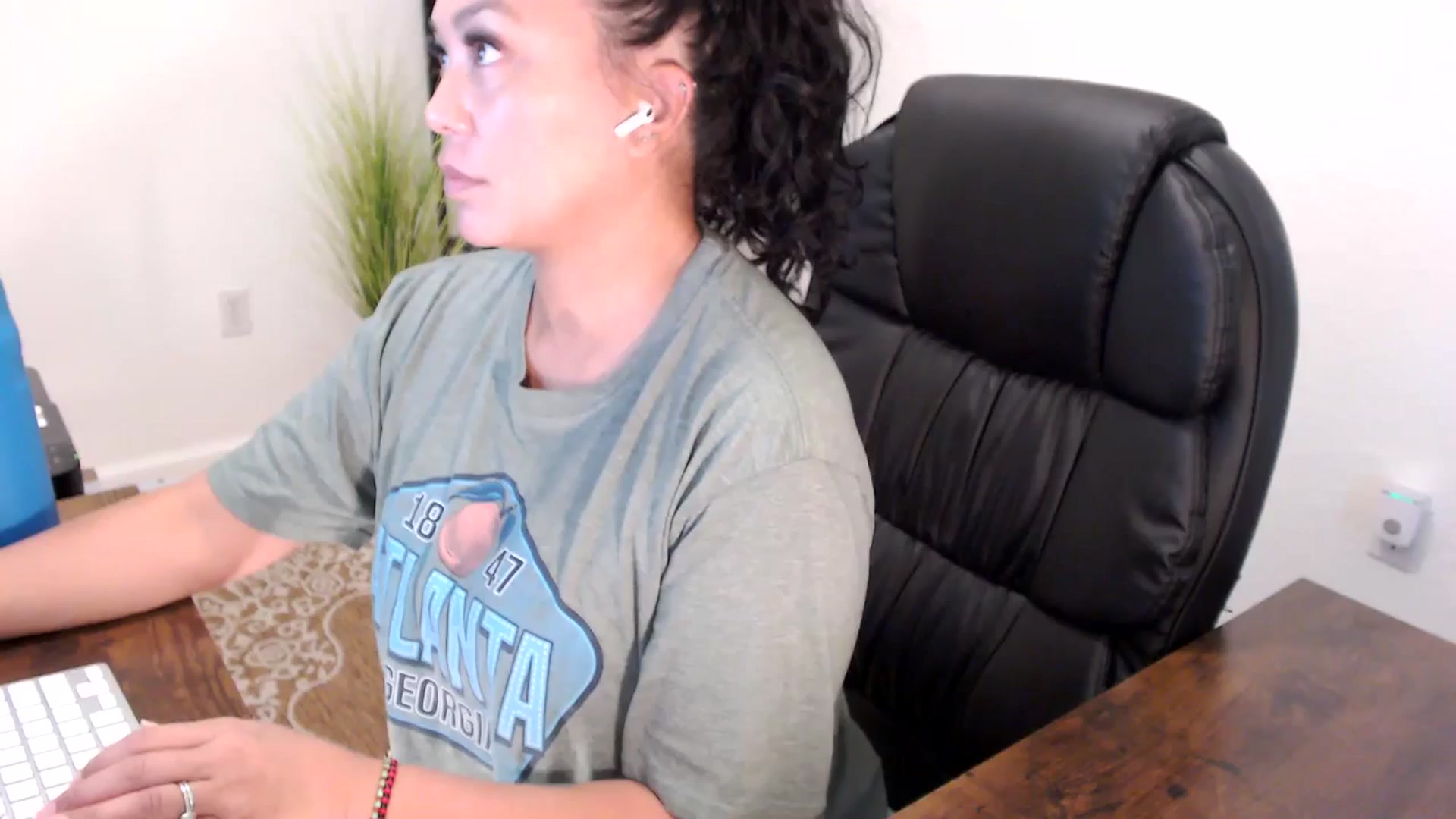 Gallery image thumbnail from MickaylaStar's myfreecams stream on, 08/18/2025, 16:58 image 13 of 20