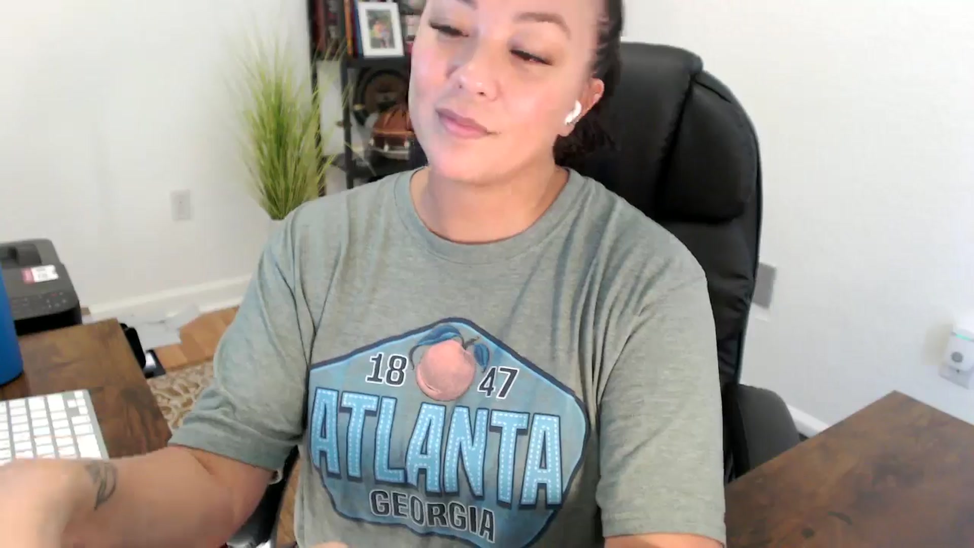 Gallery image thumbnail from MickaylaStar's myfreecams stream on, 08/18/2025, 21:20 image 10 of 20