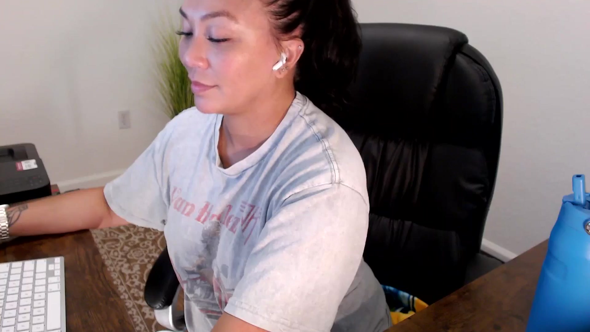 Gallery image thumbnail from MickaylaStar's myfreecams stream on, 08/19/2025, 17:31 image 16 of 20