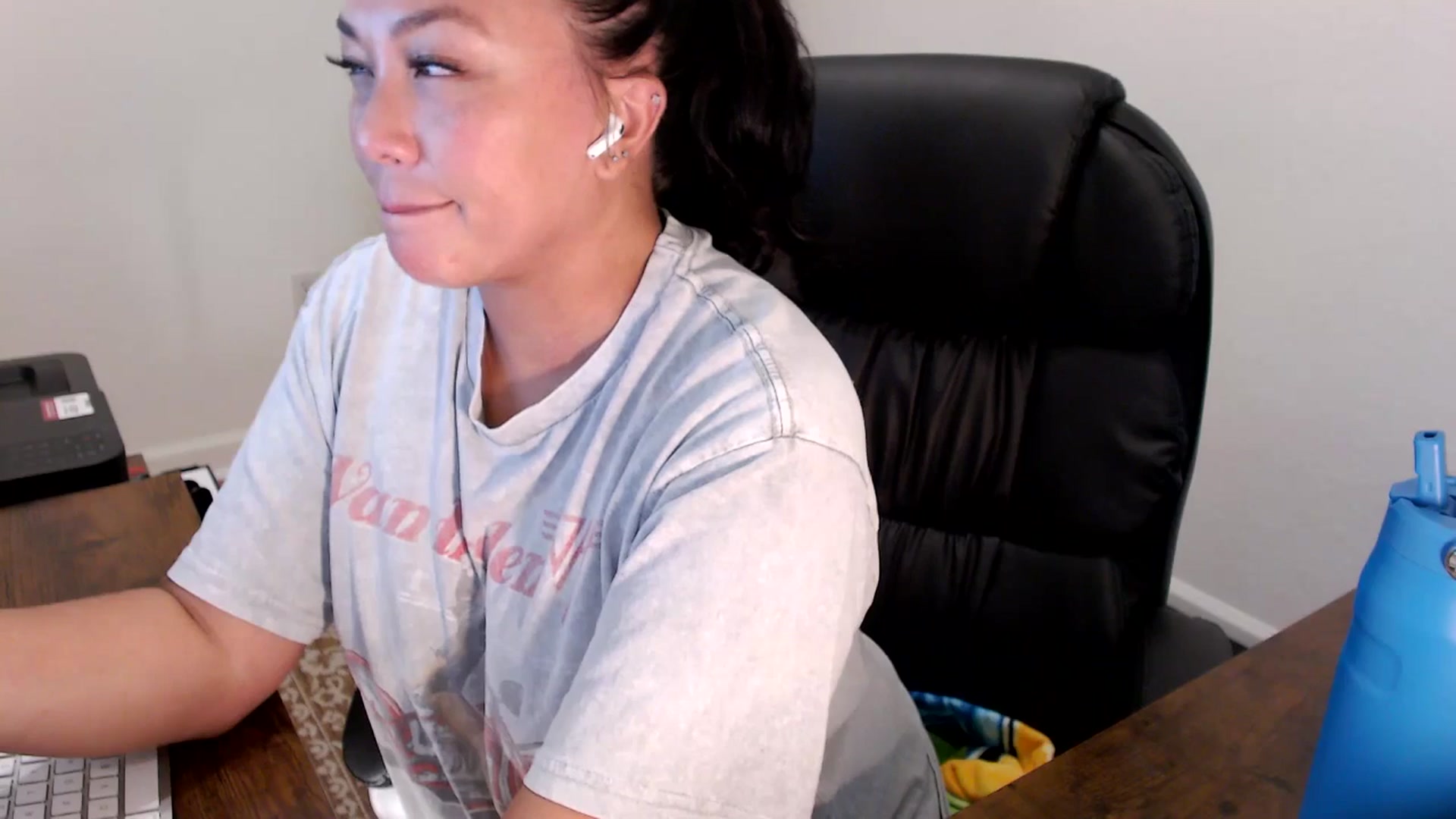 Gallery image thumbnail from MickaylaStar's myfreecams stream on, 08/19/2025, 17:31 image 7 of 20