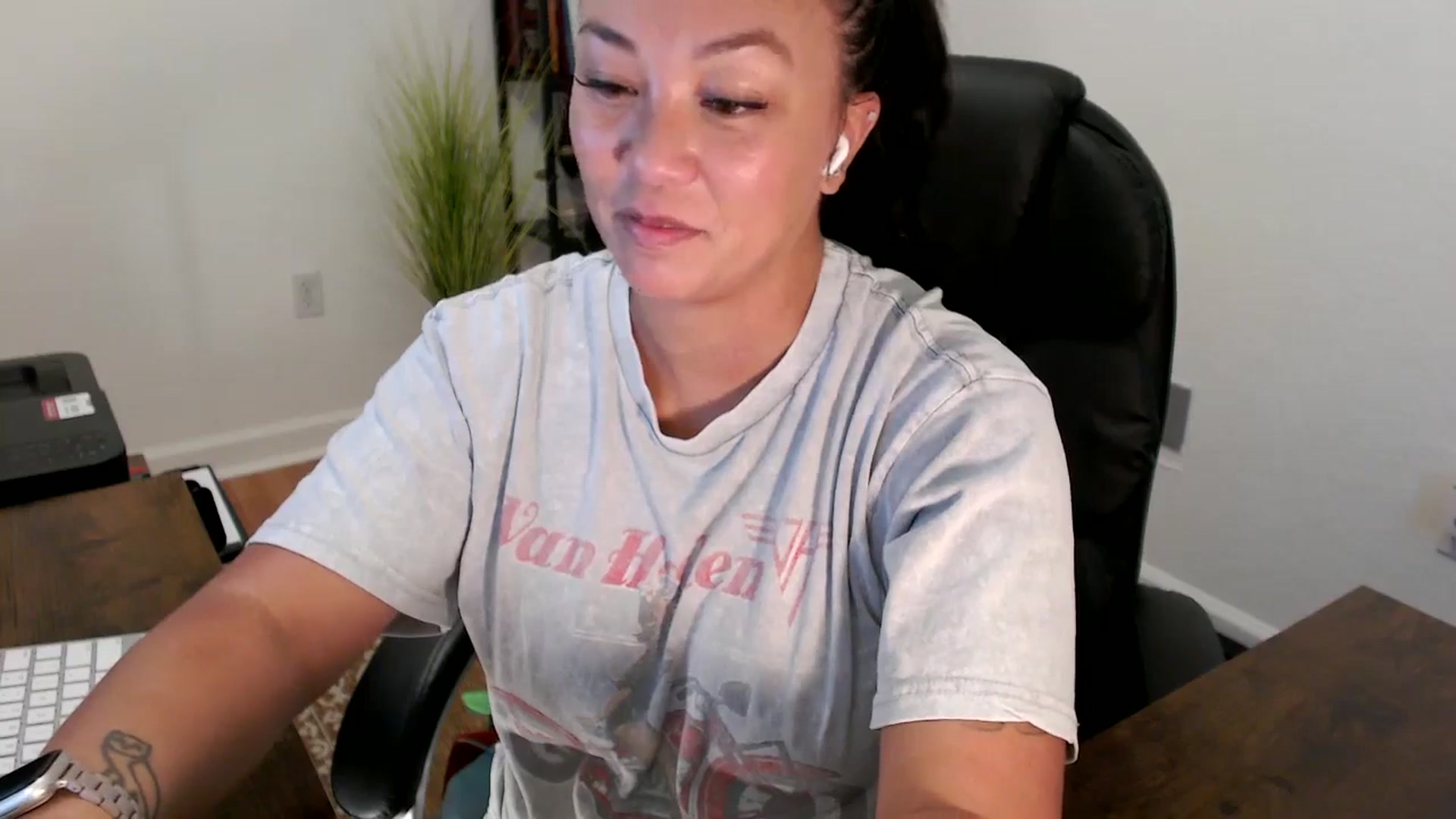 Gallery image thumbnail from MickaylaStar's myfreecams stream on, 08/19/2025, 17:31 image 4 of 20