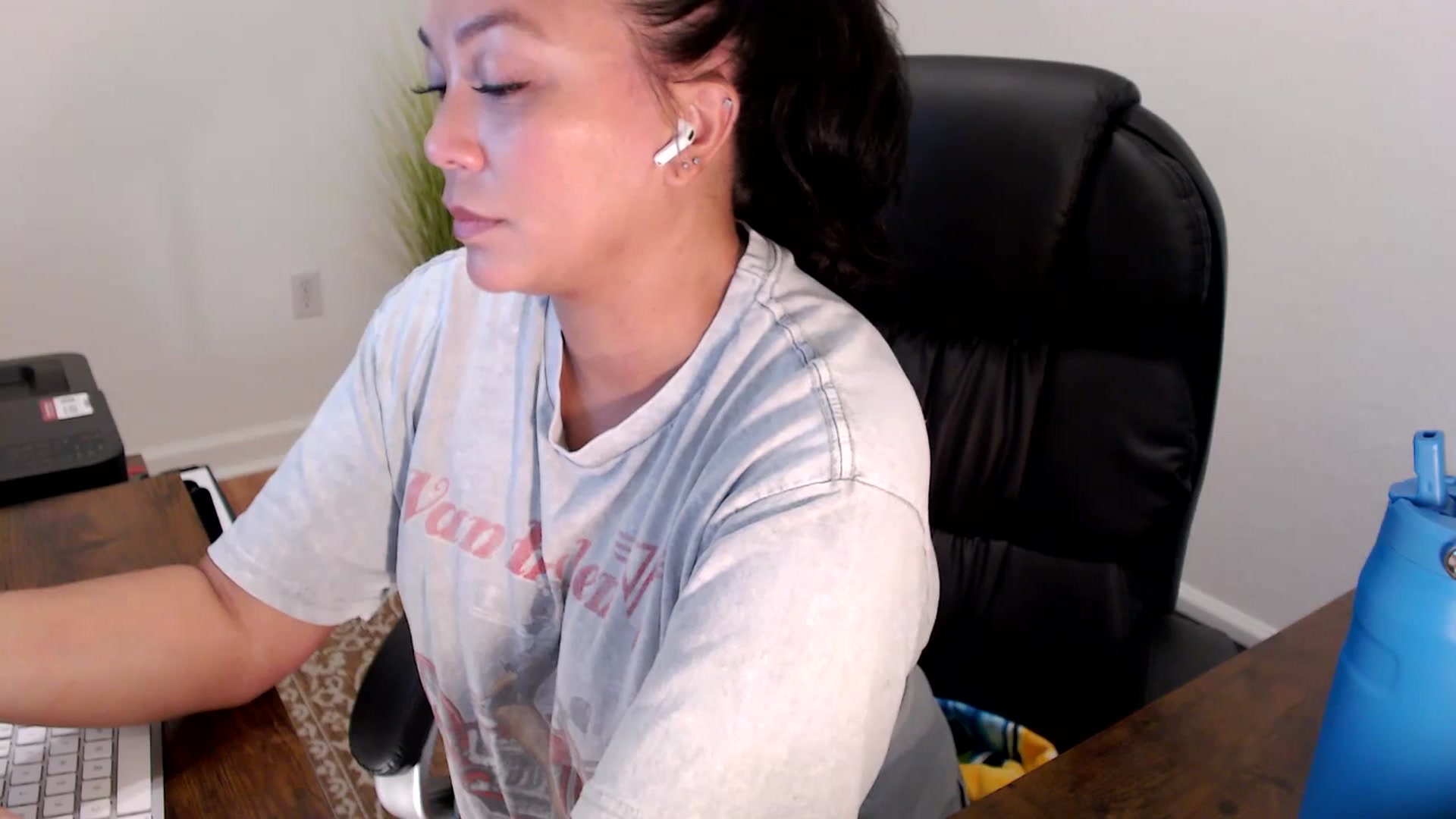 Gallery image thumbnail from MickaylaStar's myfreecams stream on, 08/19/2025, 17:31 image 13 of 20