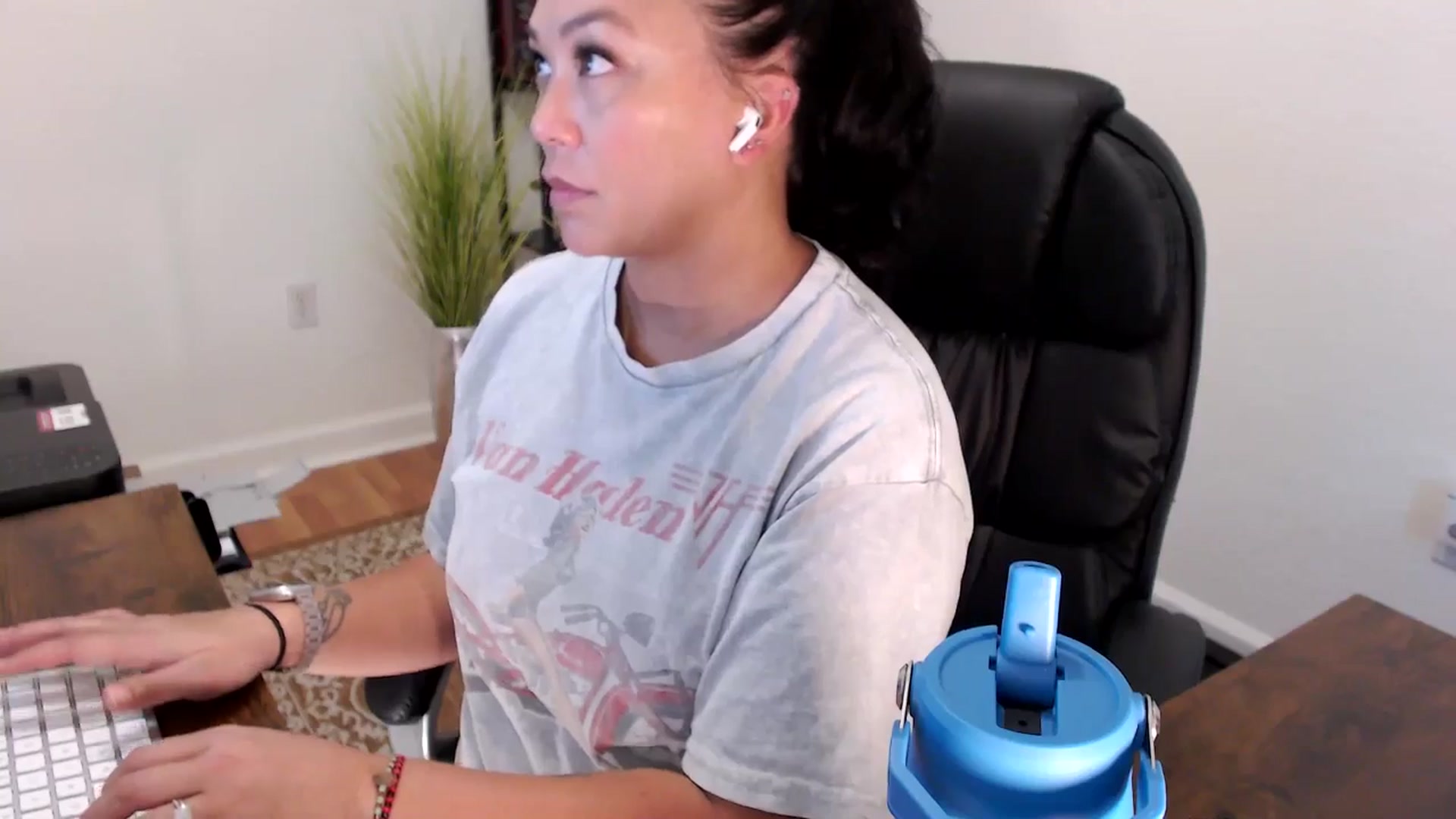 Gallery image thumbnail from MickaylaStar's myfreecams stream on, 08/19/2025, 18:09 image 12 of 20