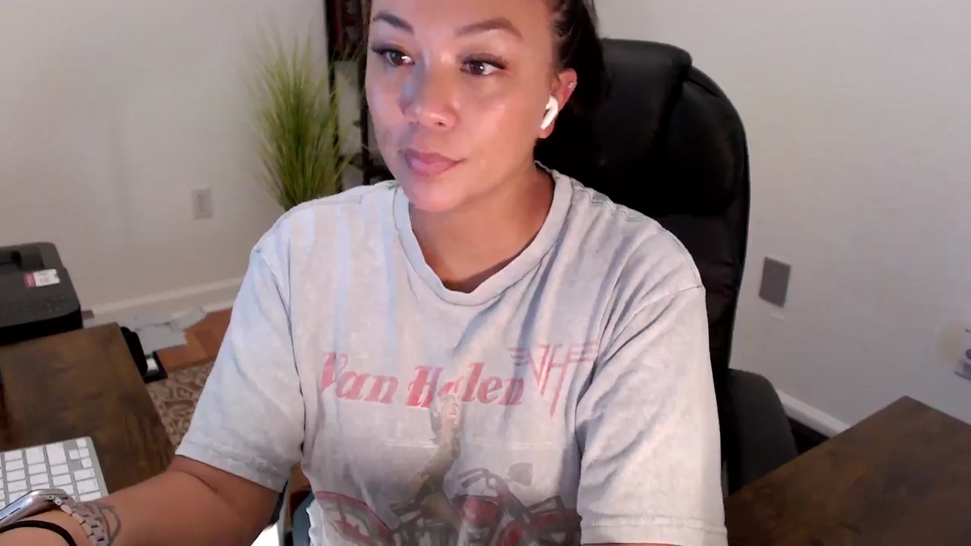 Gallery image thumbnail from MickaylaStar's myfreecams stream on, 08/19/2025, 18:09 image 15 of 20