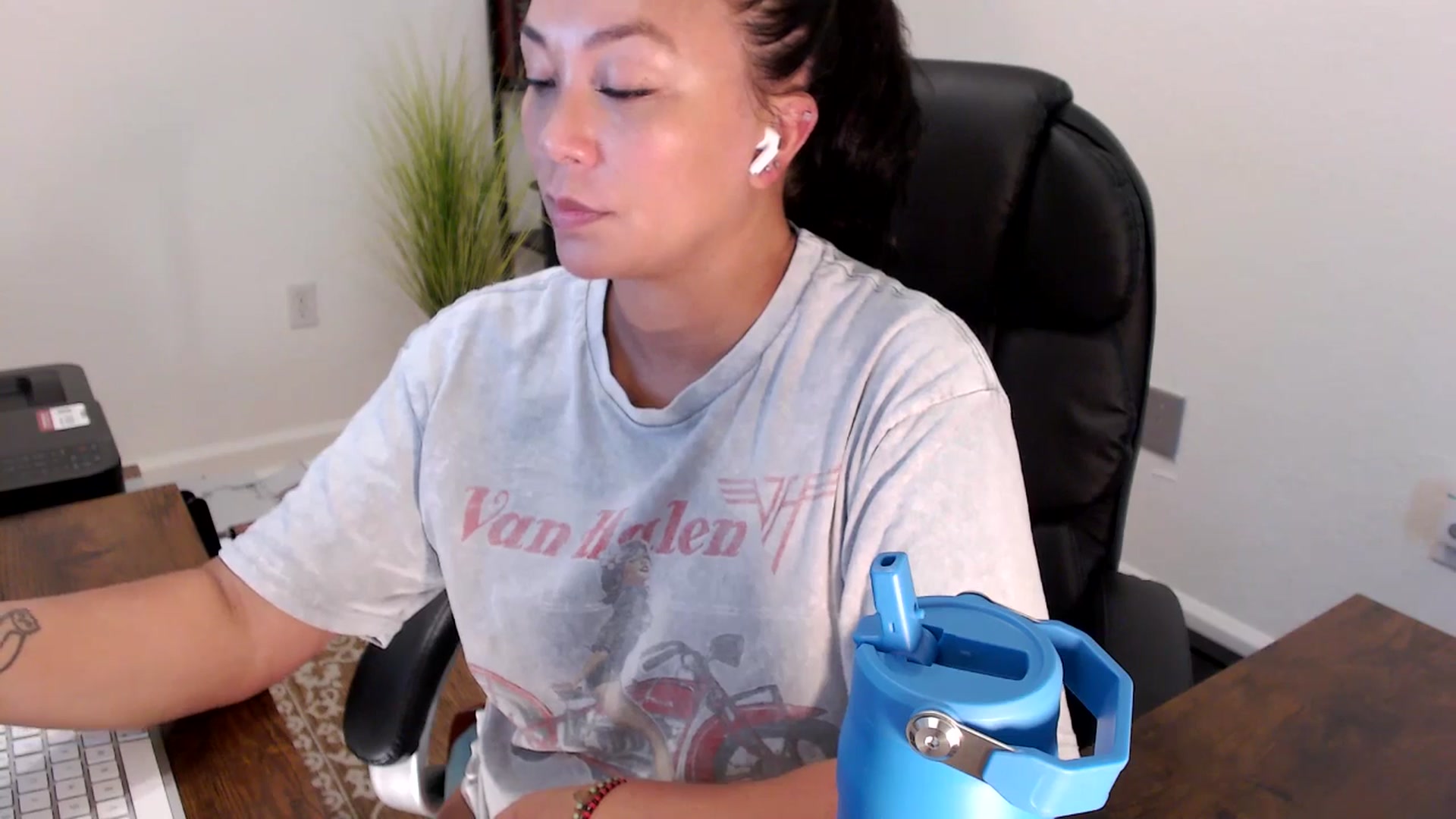 Gallery image thumbnail from MickaylaStar's myfreecams stream on, 08/19/2025, 18:09 image 14 of 20