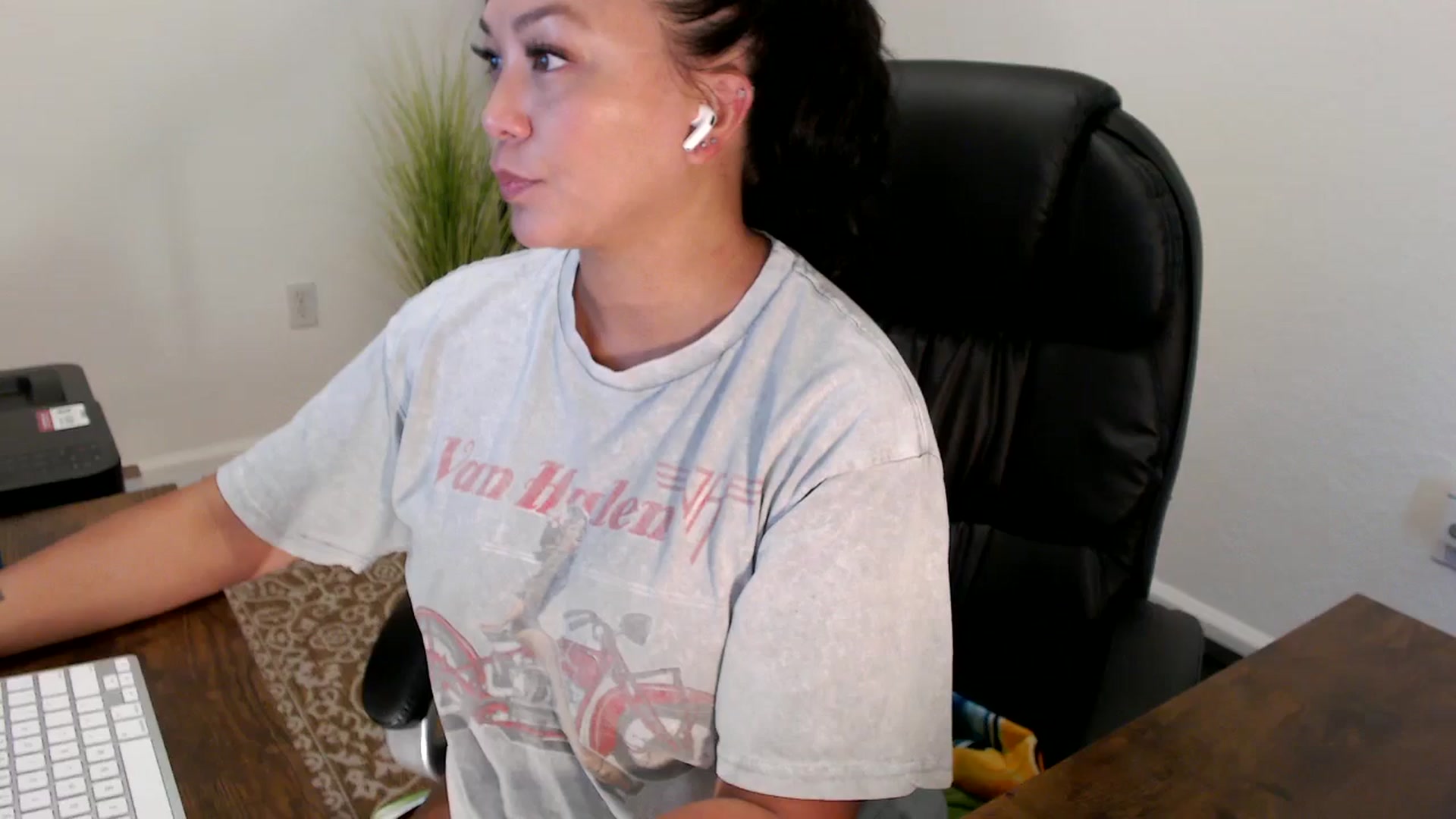 Gallery image thumbnail from MickaylaStar's myfreecams stream on, 08/19/2025, 18:09 image 17 of 20