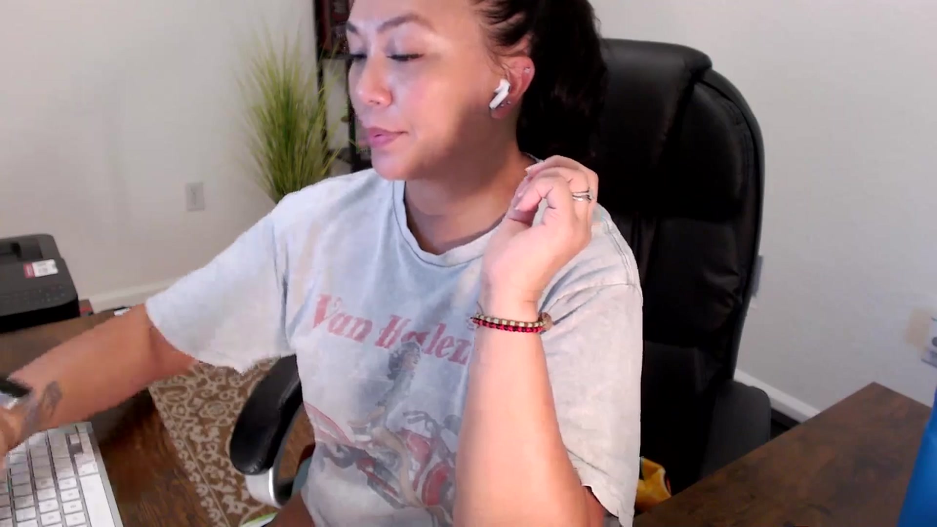 Gallery image thumbnail from MickaylaStar's myfreecams stream on, 08/19/2025, 18:09 image 7 of 20