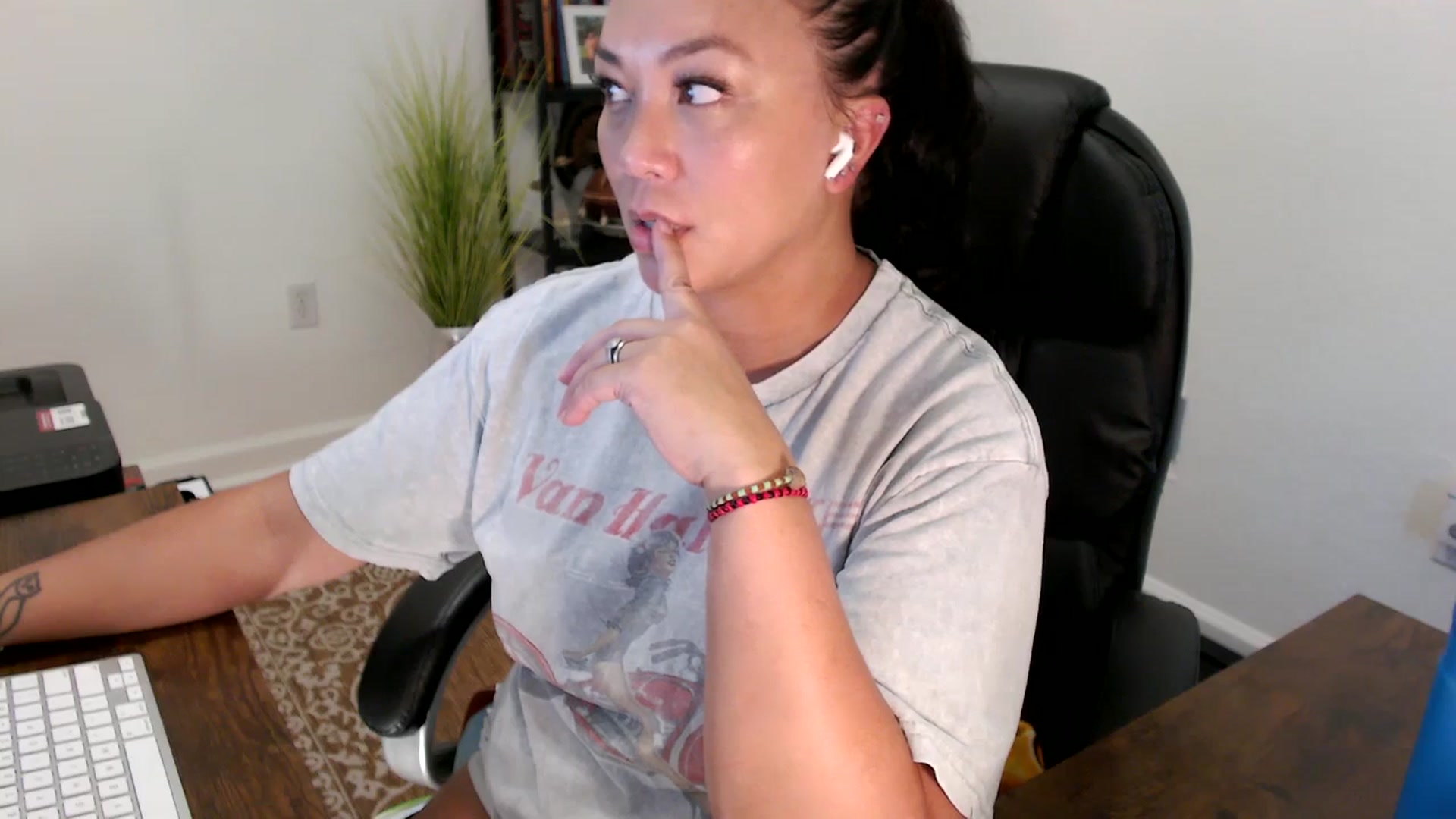 Gallery image thumbnail from MickaylaStar's myfreecams stream on, 08/19/2025, 18:09 image 6 of 20
