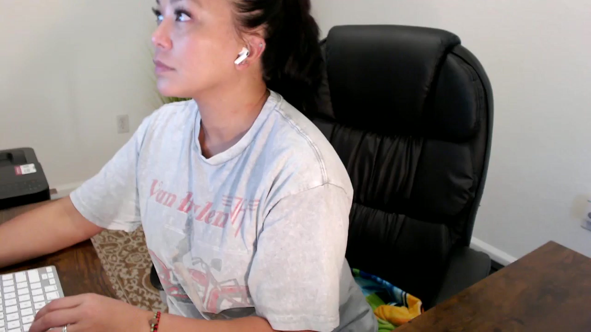 Gallery image thumbnail from MickaylaStar's myfreecams stream on, 08/19/2025, 18:21 image 1 of 20