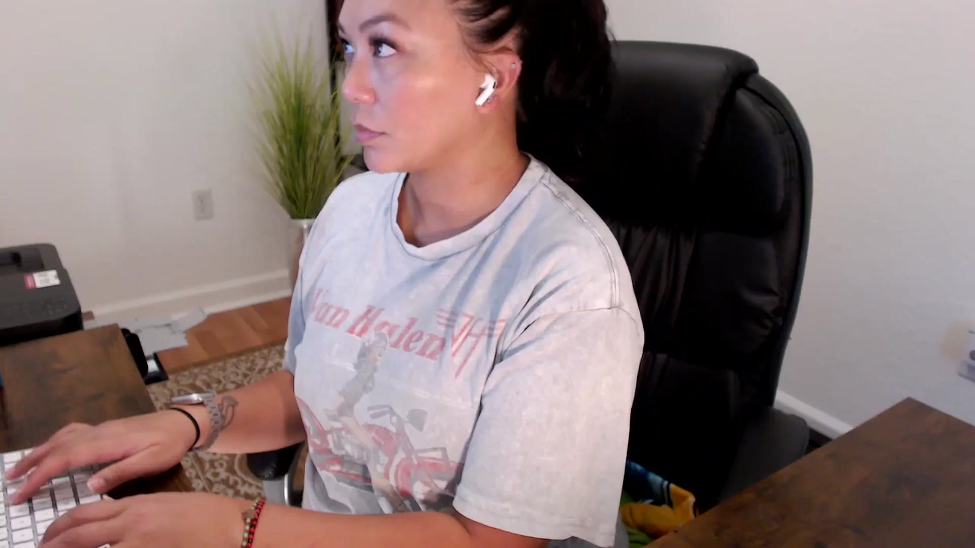 Gallery image thumbnail from MickaylaStar's myfreecams stream on, 08/19/2025, 18:21 image 3 of 20
