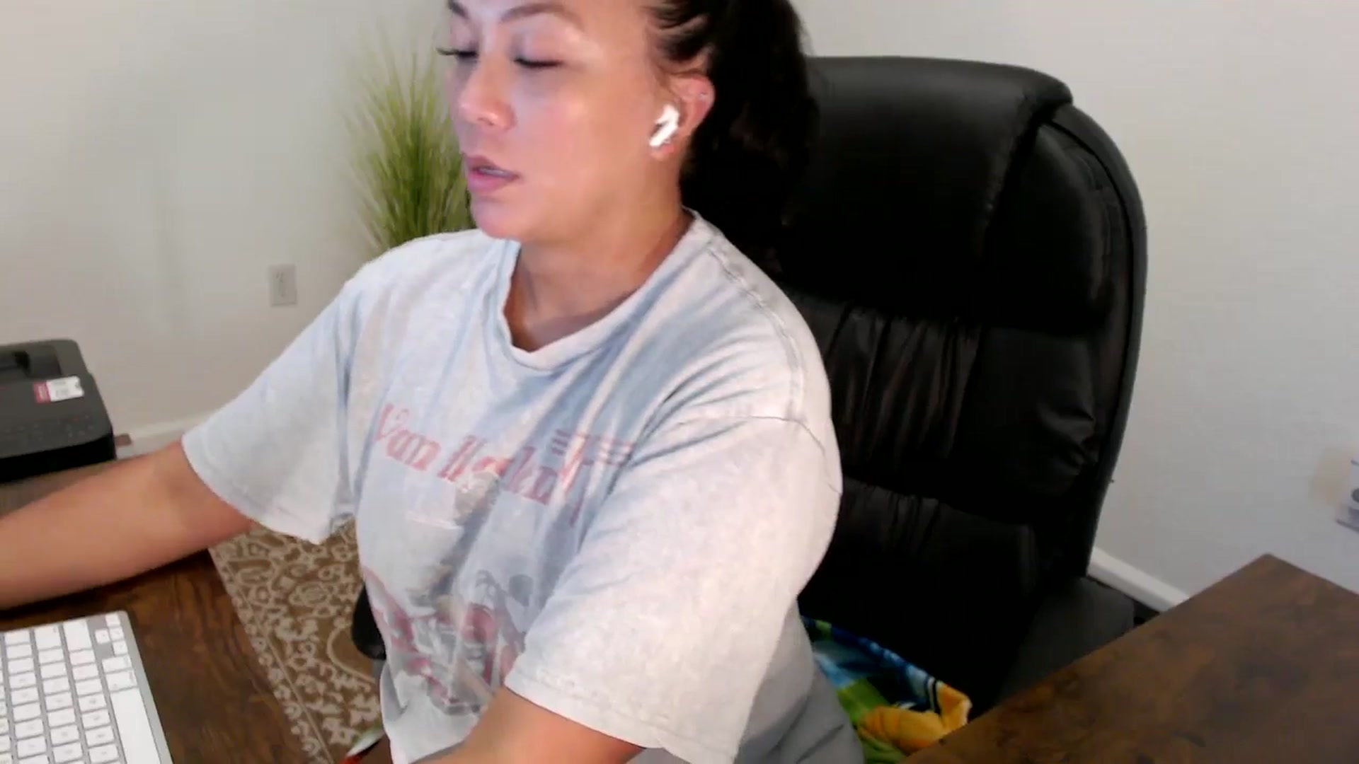 Gallery image thumbnail from MickaylaStar's myfreecams stream on, 08/19/2025, 18:21 image 8 of 20
