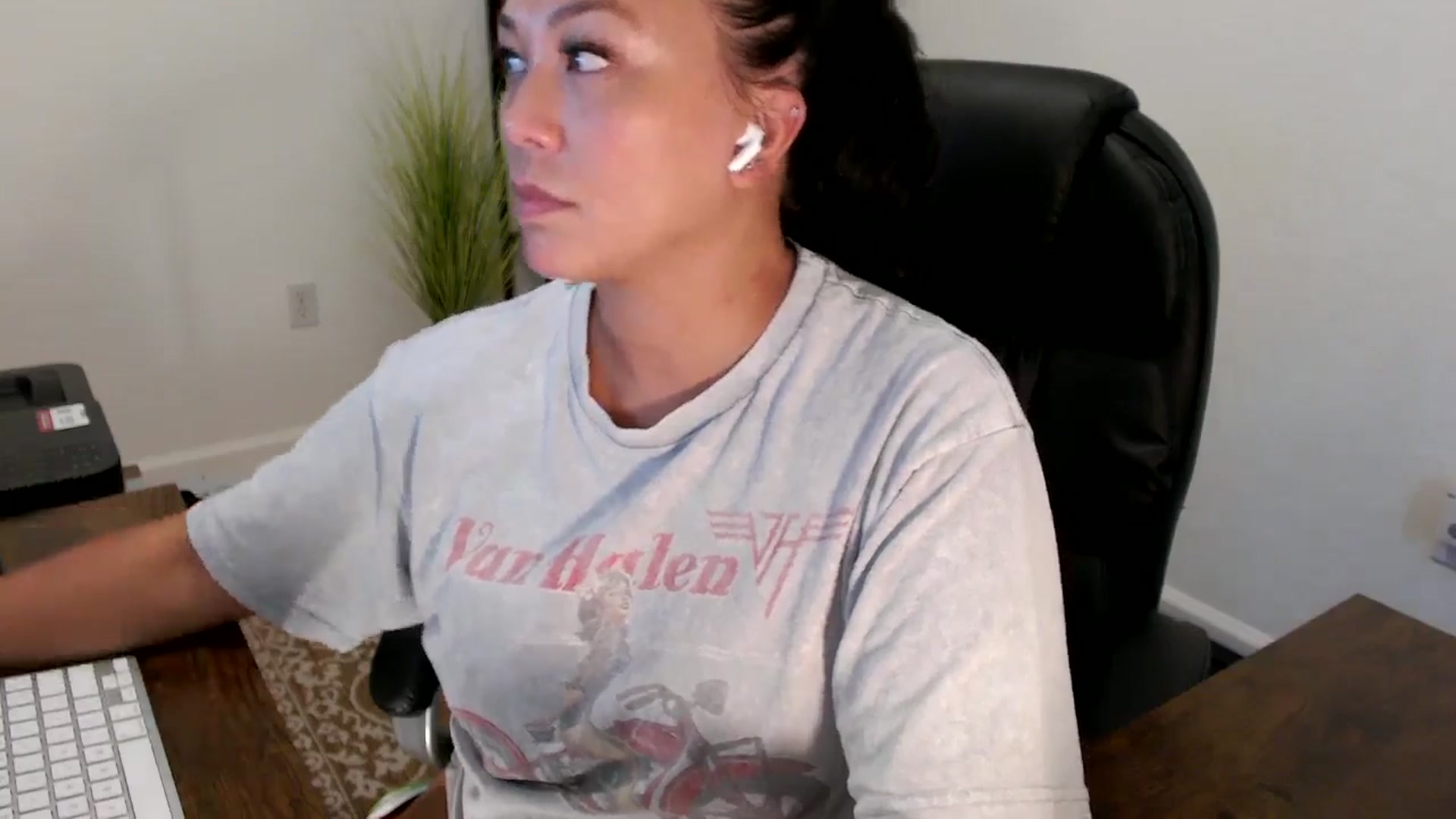 Gallery image thumbnail from MickaylaStar's myfreecams stream on, 08/19/2025, 18:21 image 9 of 20
