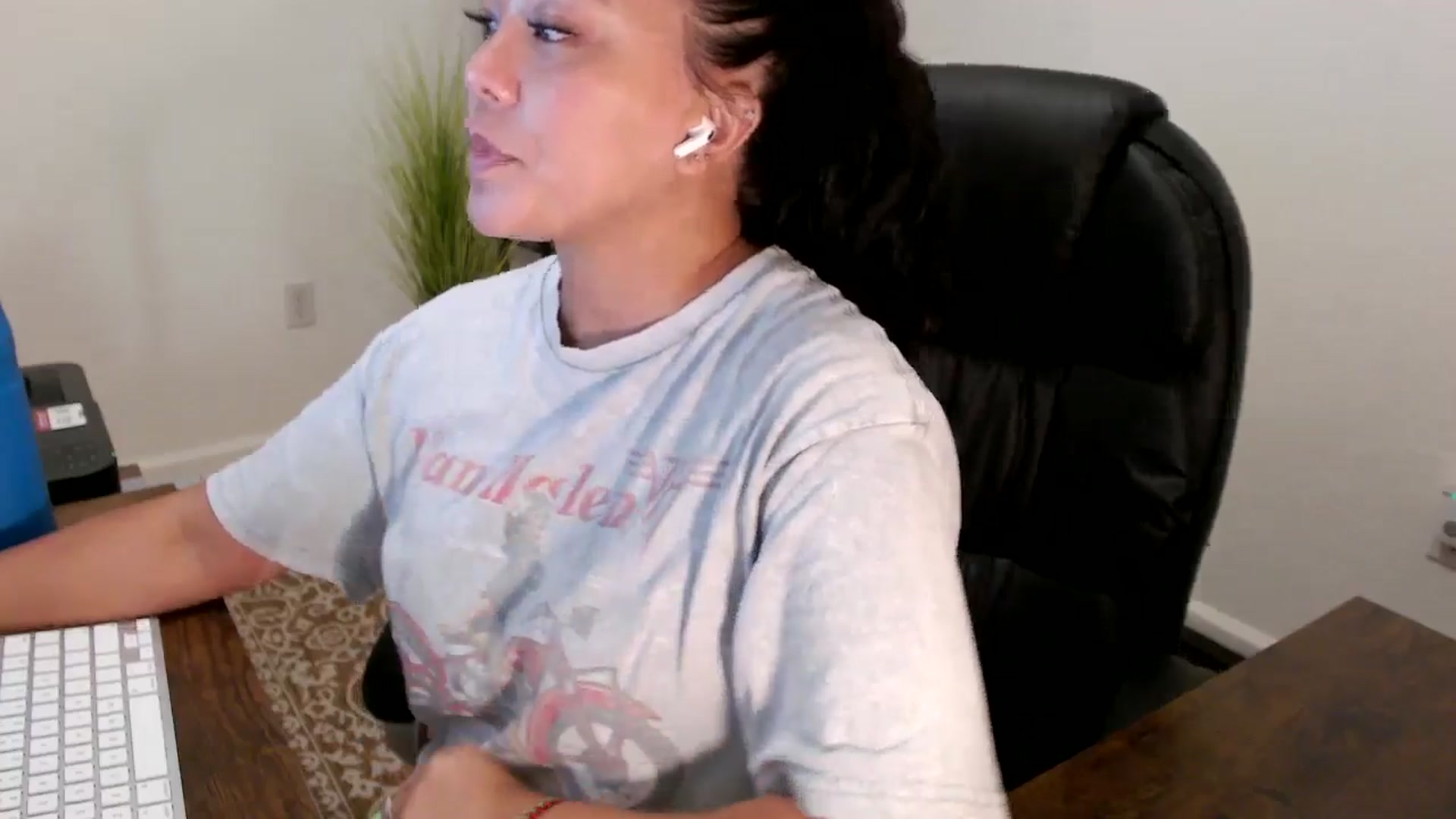 Gallery image thumbnail from MickaylaStar's myfreecams stream on, 08/19/2025, 19:59 image 7 of 20
