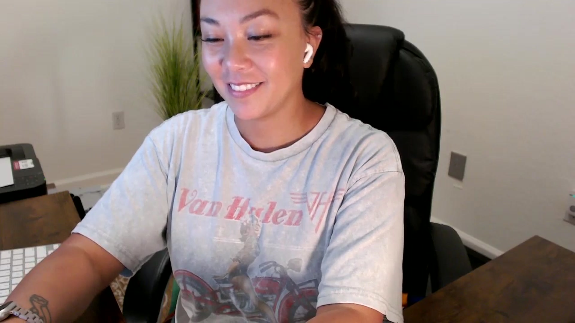 Gallery image thumbnail from MickaylaStar's myfreecams stream on, 08/19/2025, 19:59 image 11 of 20