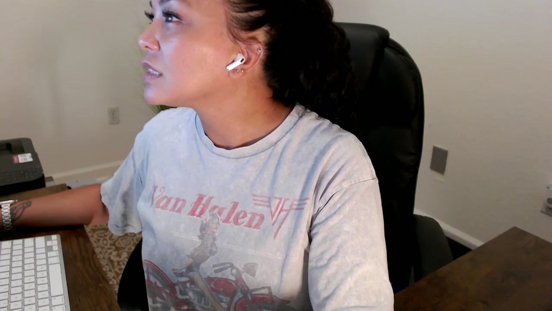 Gallery image thumbnail from MickaylaStar's myfreecams stream on, 08/19/2025, 19:59 image 10 of 20