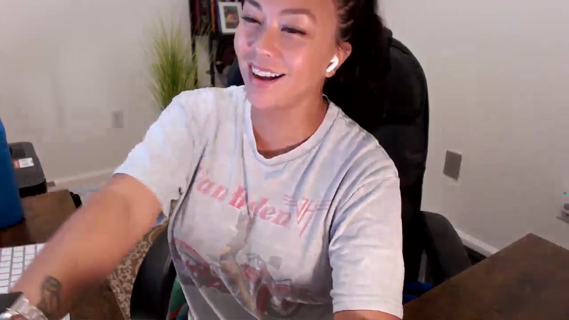 Gallery image thumbnail from MickaylaStar's myfreecams stream on, 08/19/2025, 19:59 image 6 of 20