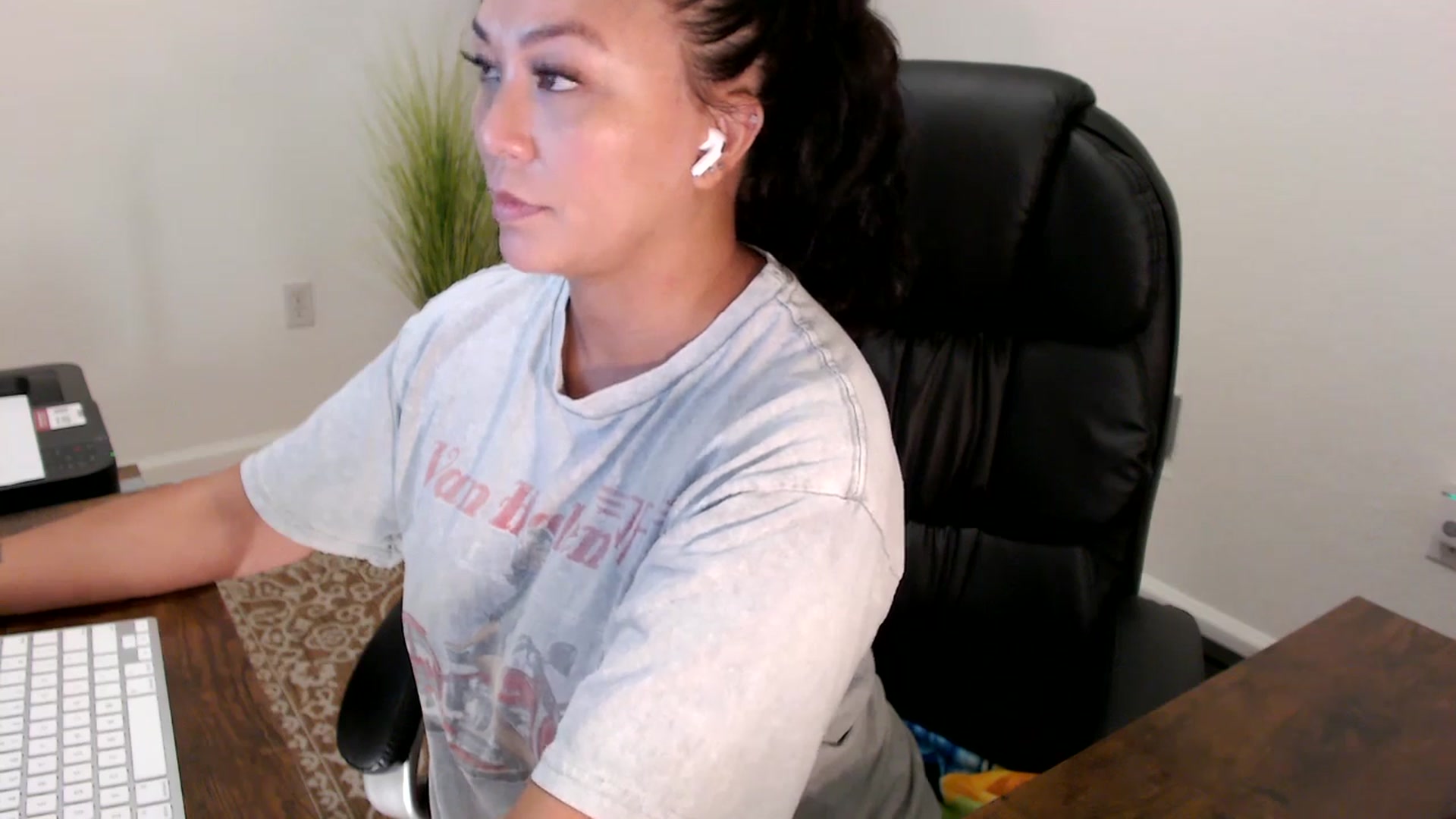 Gallery image thumbnail from MickaylaStar's myfreecams stream on, 08/19/2025, 19:59 image 16 of 20