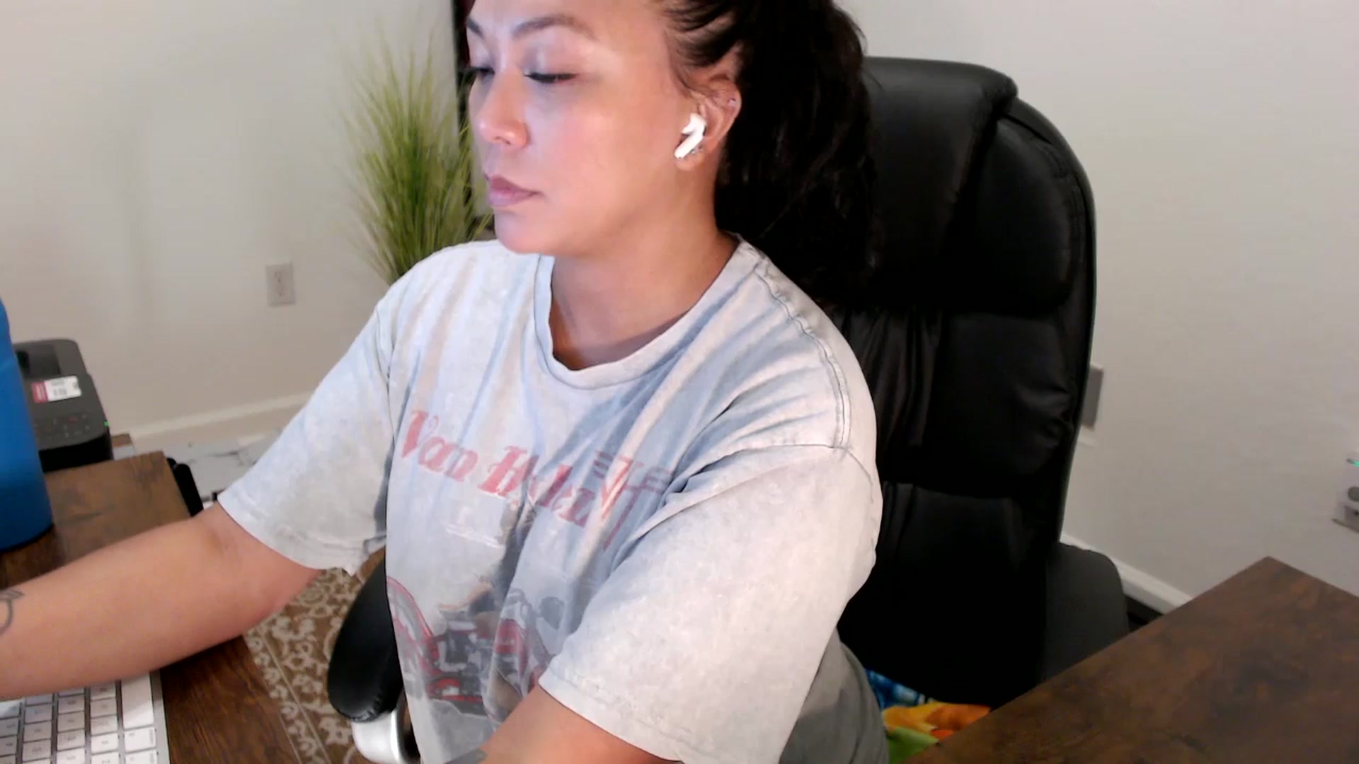 Gallery image thumbnail from MickaylaStar's myfreecams stream on, 08/19/2025, 19:59 image 3 of 20