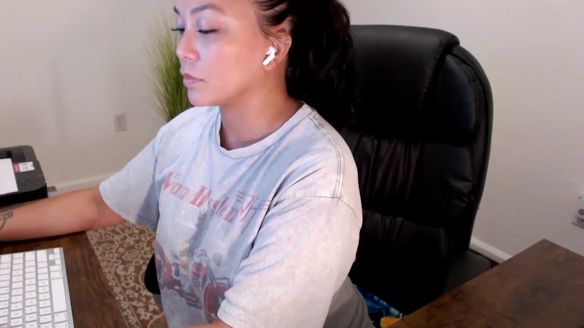 Gallery image thumbnail from MickaylaStar's myfreecams stream on, 08/19/2025, 19:59 image 12 of 20
