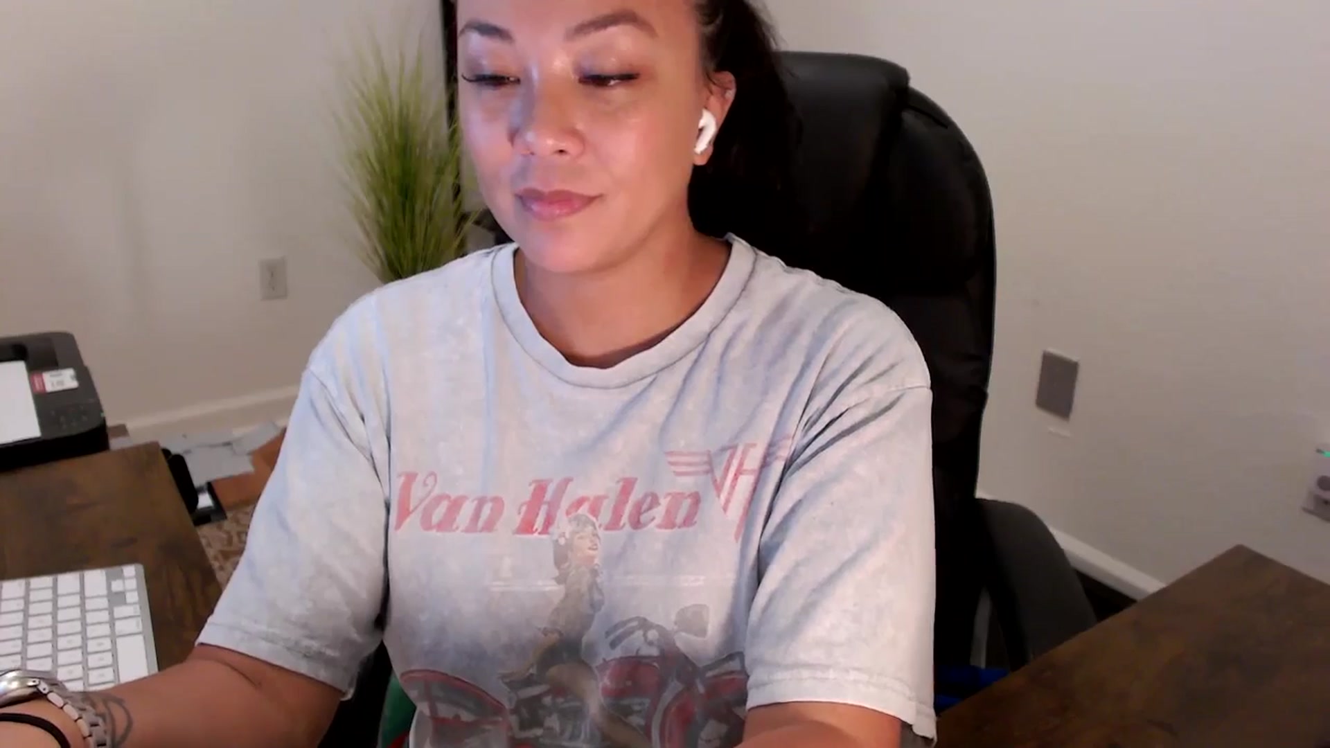 Gallery image thumbnail from MickaylaStar's myfreecams stream on, 08/19/2025, 19:59 image 15 of 20