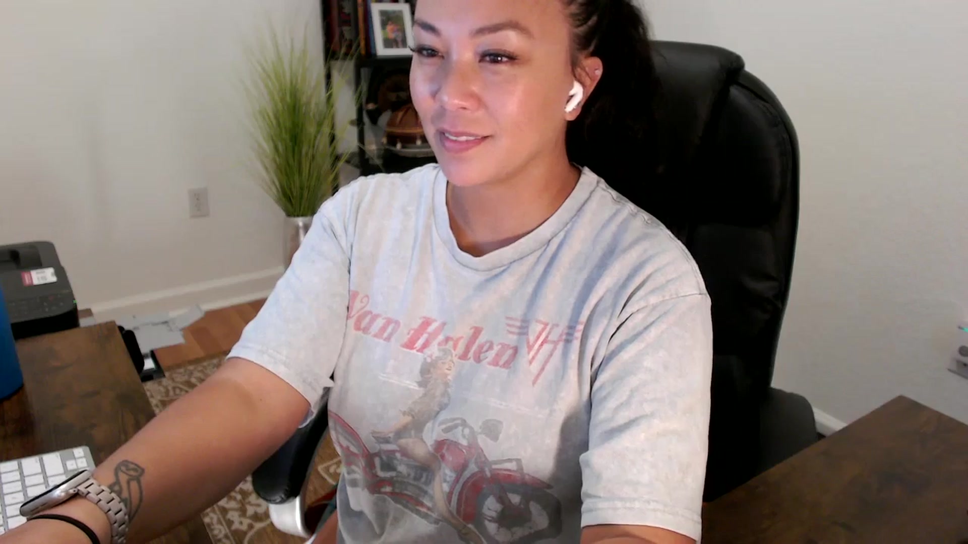 Gallery image thumbnail from MickaylaStar's myfreecams stream on, 08/19/2025, 21:30 image 8 of 20
