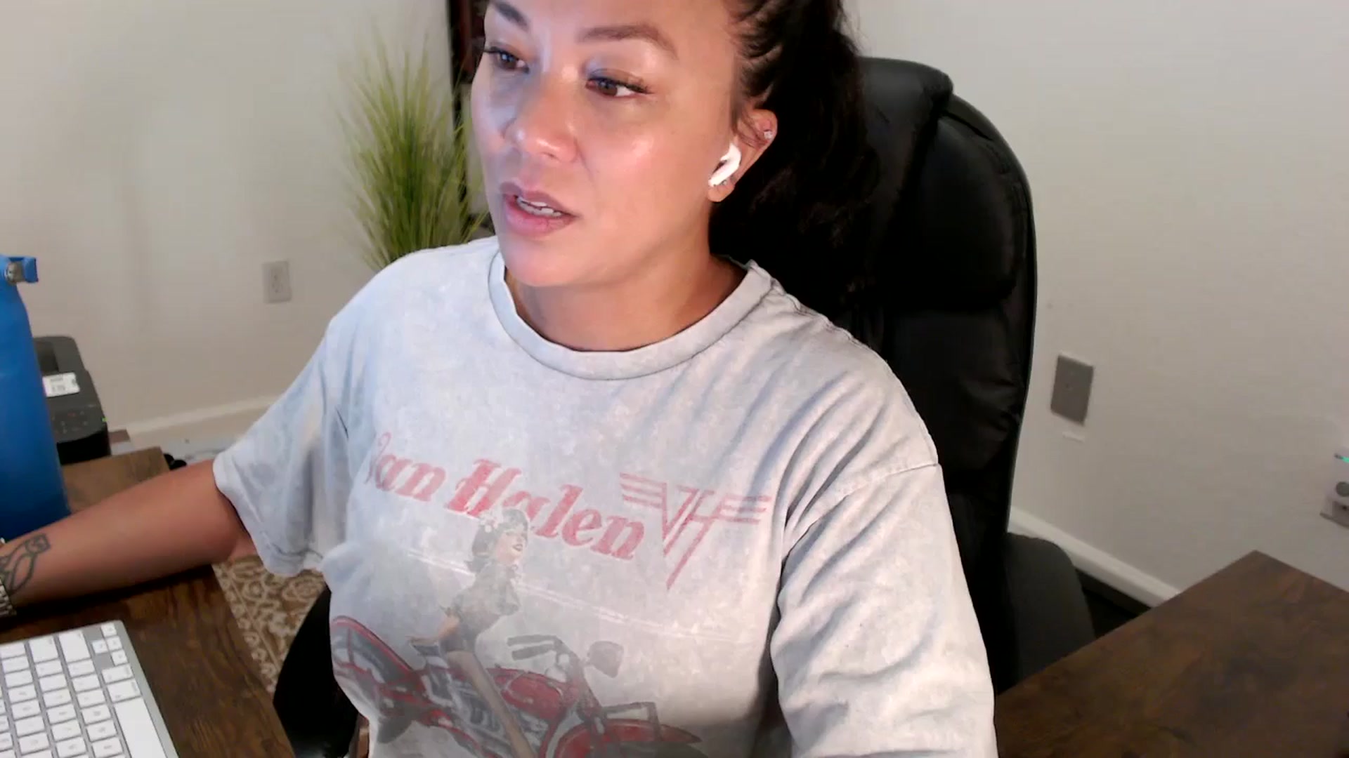 Gallery image thumbnail from MickaylaStar's myfreecams stream on, 08/19/2025, 21:30 image 17 of 20