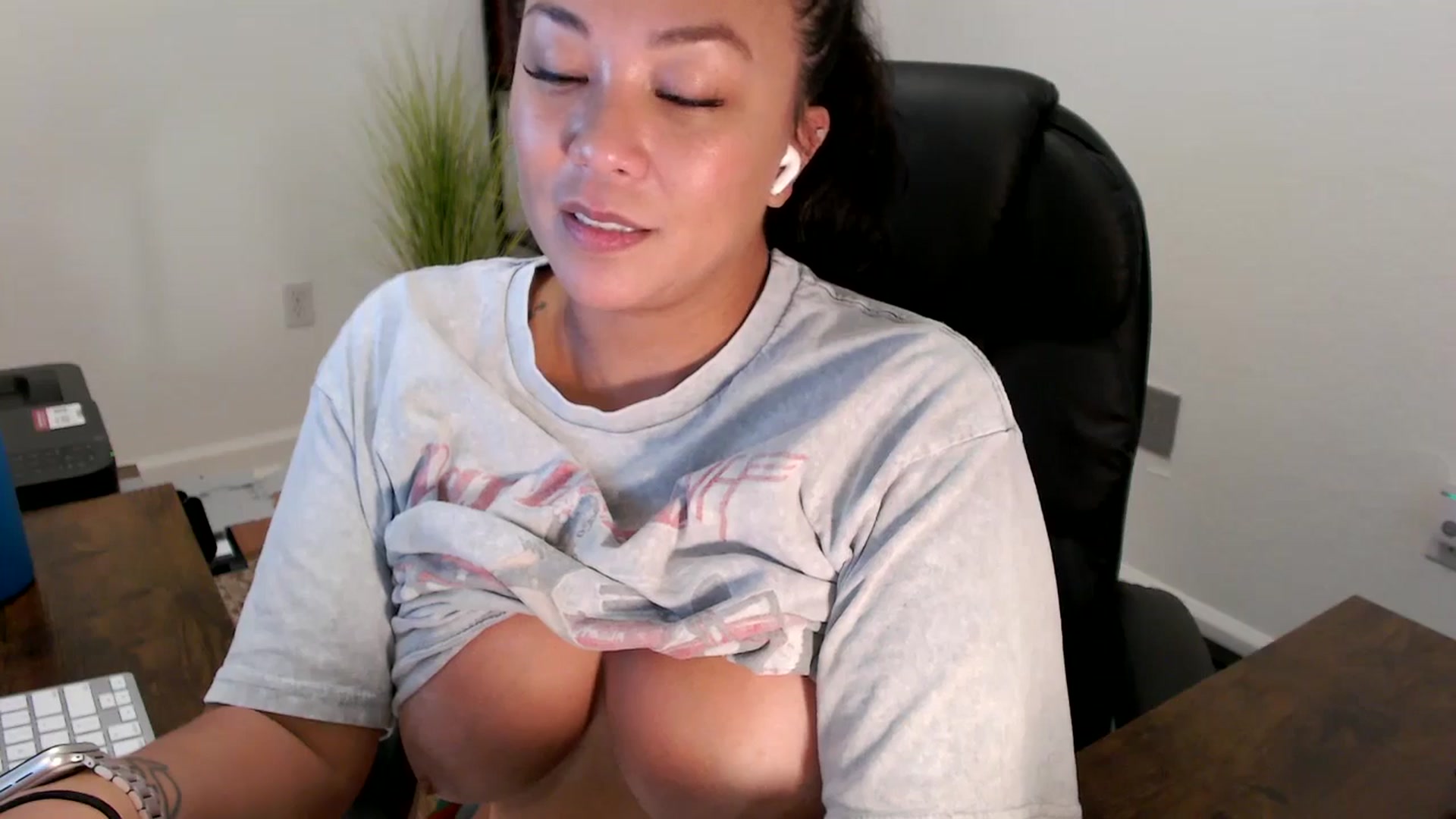 Gallery image thumbnail from MickaylaStar's myfreecams stream on, 08/19/2025, 21:30 image 10 of 20
