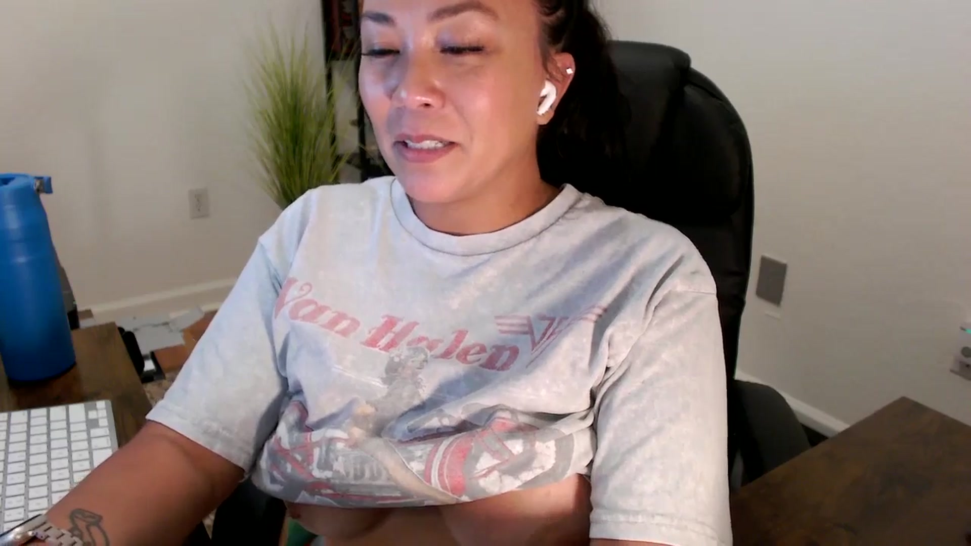 Gallery image thumbnail from MickaylaStar's myfreecams stream on, 08/19/2025, 21:30 image 20 of 20