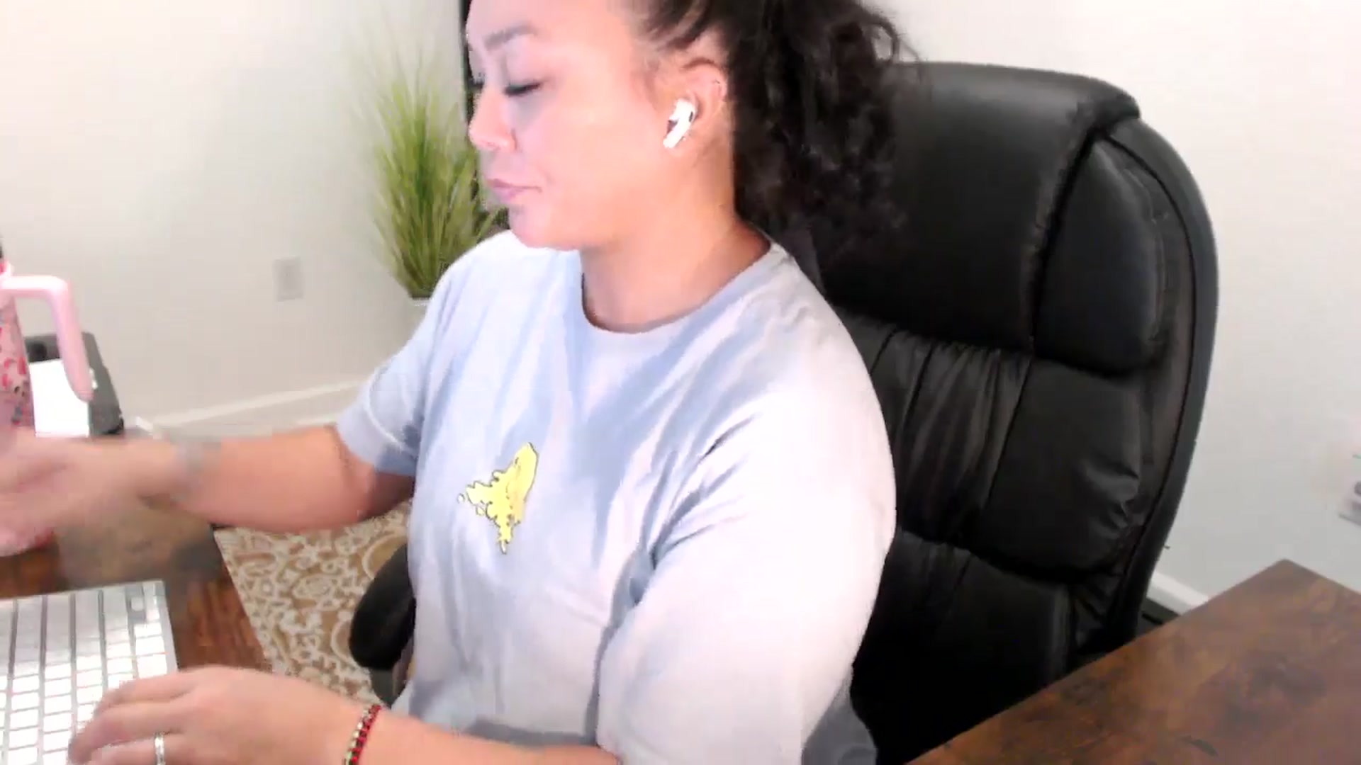 Gallery image thumbnail from MickaylaStar's myfreecams stream on, 08/20/2025, 15:36 image 18 of 20