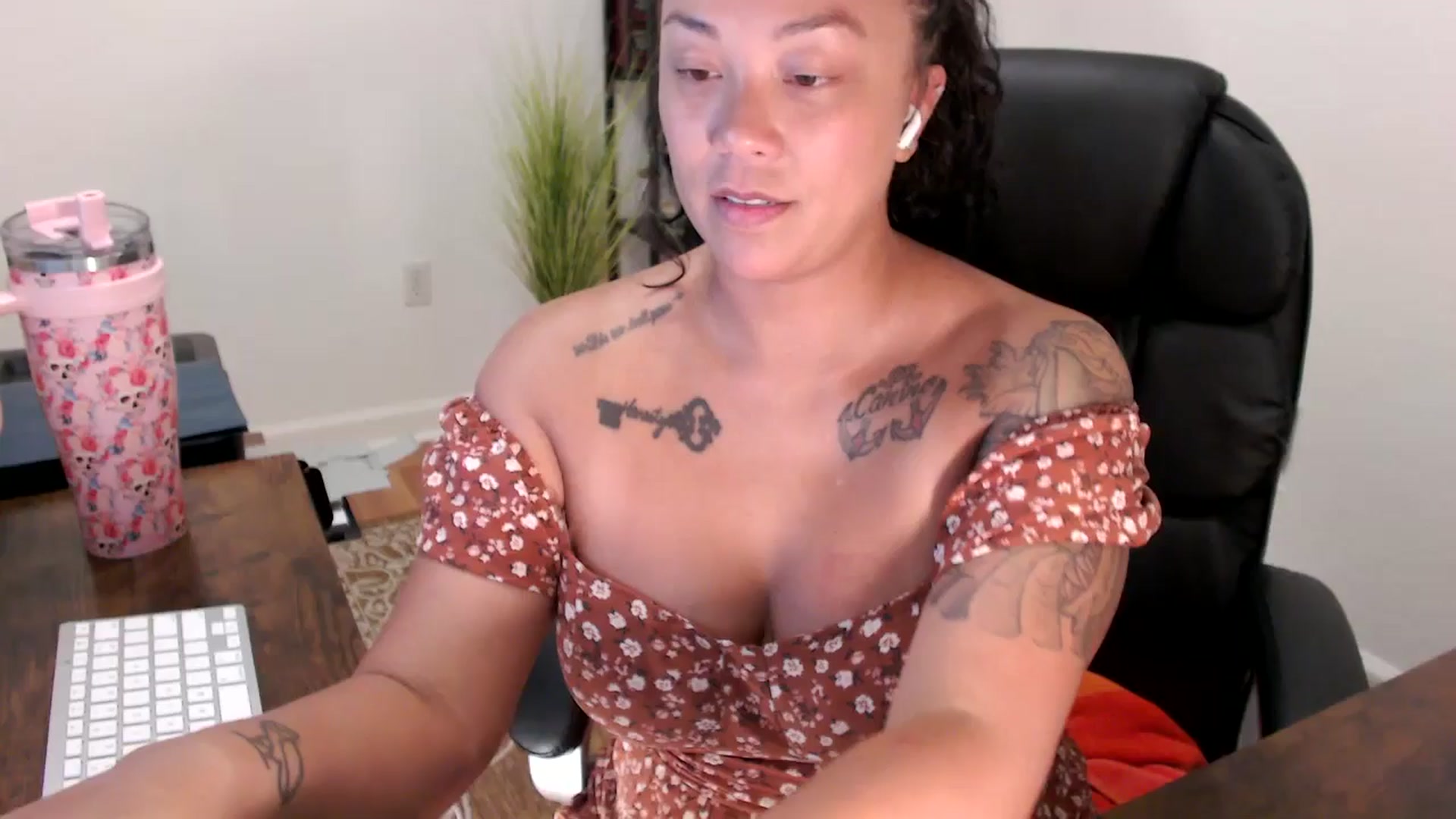 Gallery image thumbnail from MickaylaStar's myfreecams stream on, 08/27/2025, 18:41 image 18 of 20