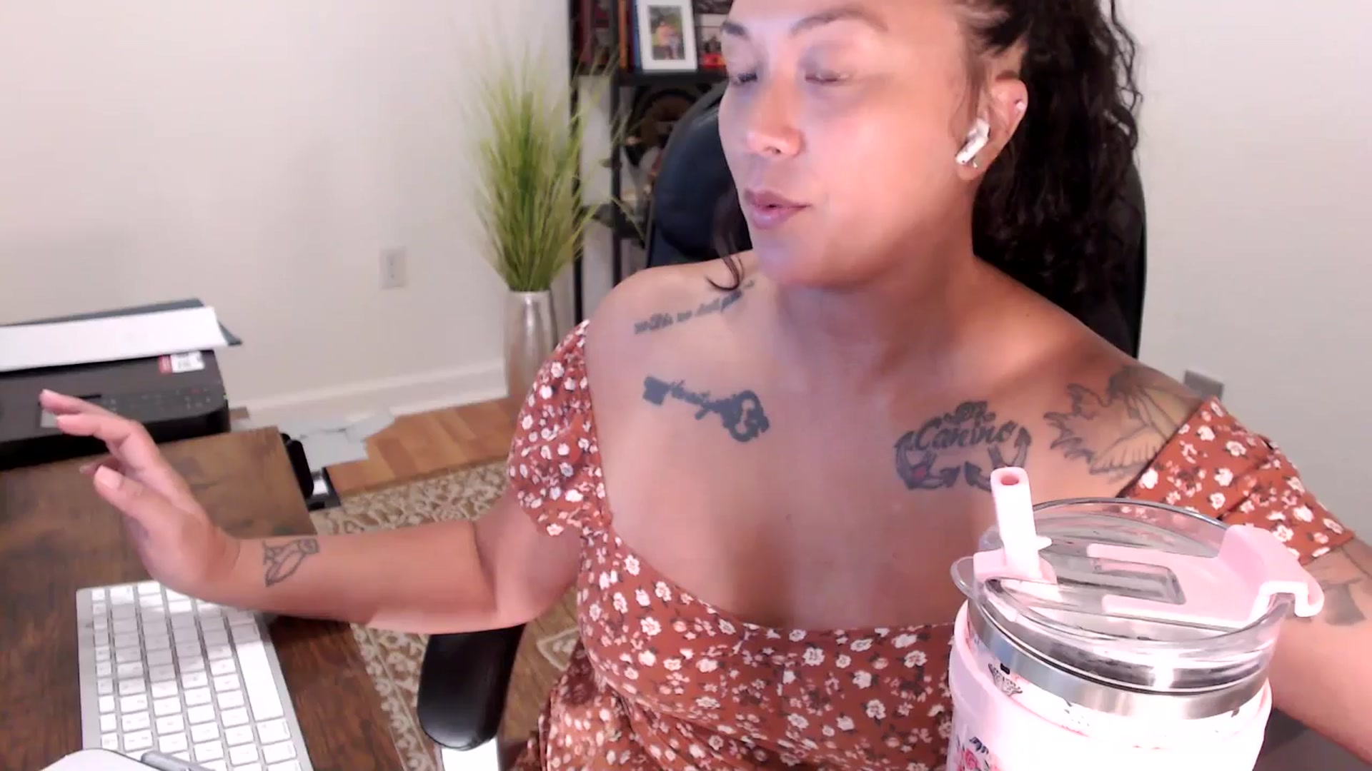 Gallery image thumbnail from MickaylaStar's myfreecams stream on, 08/27/2025, 19:51 image 16 of 20