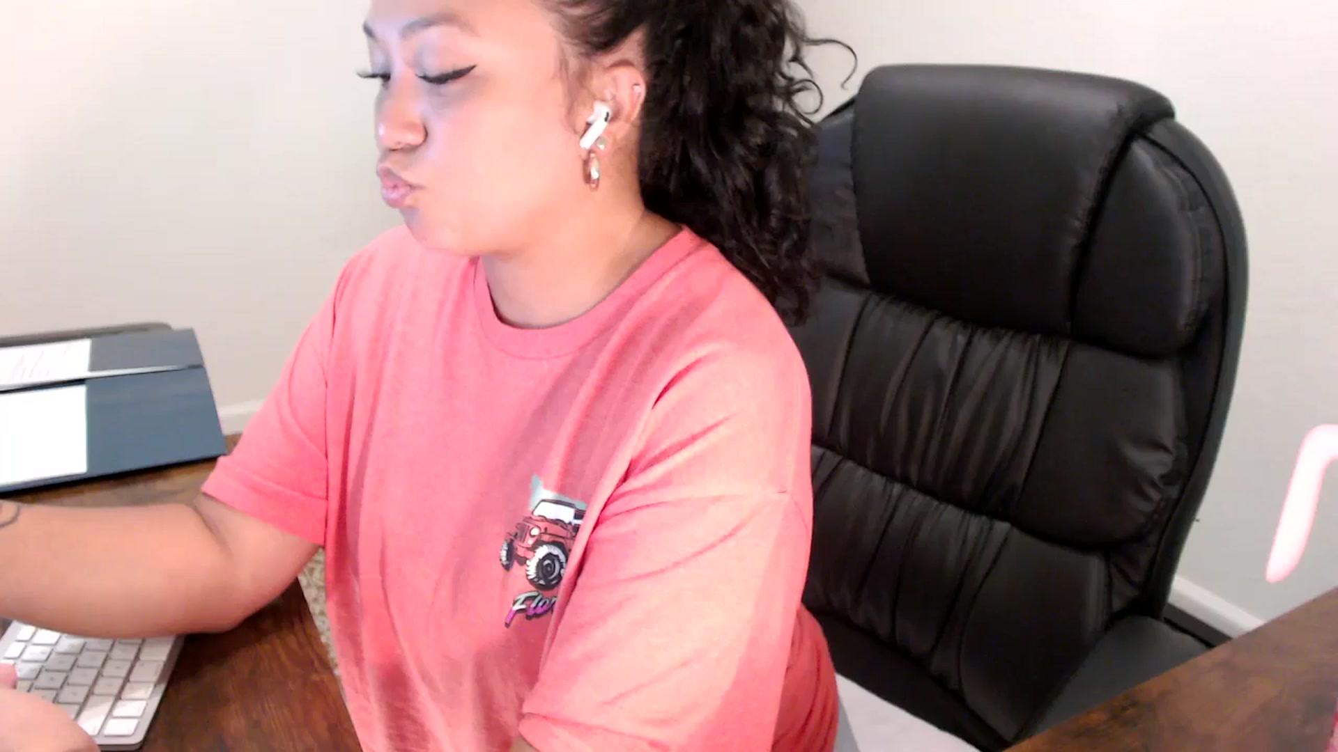 Gallery image thumbnail from MickaylaStar's myfreecams stream on, 08/28/2025, 15:29 image 9 of 20