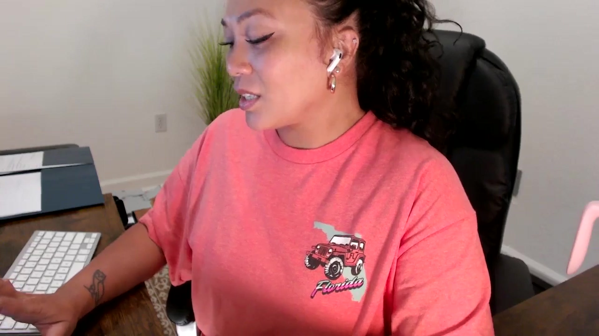 Gallery image thumbnail from MickaylaStar's myfreecams stream on, 08/28/2025, 15:43 image 6 of 20