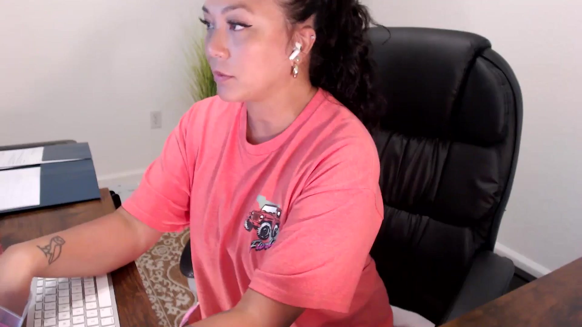 Gallery image thumbnail from MickaylaStar's myfreecams stream on, 08/28/2025, 18:12 image 7 of 20